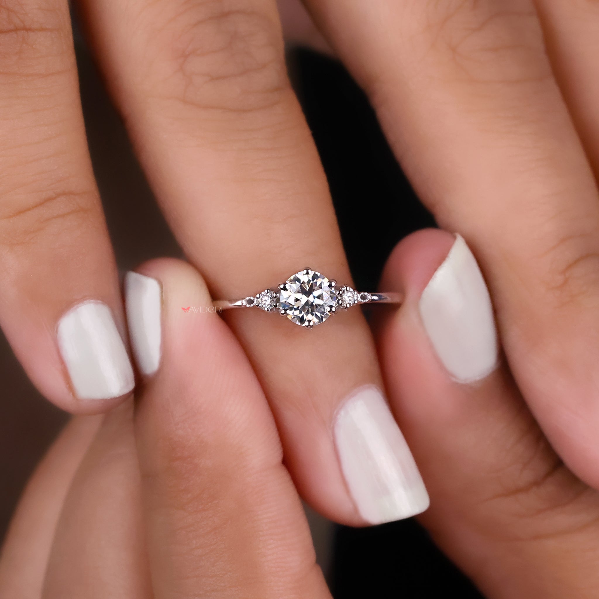 The 6 prong setting adds security and style to the centerpiece.