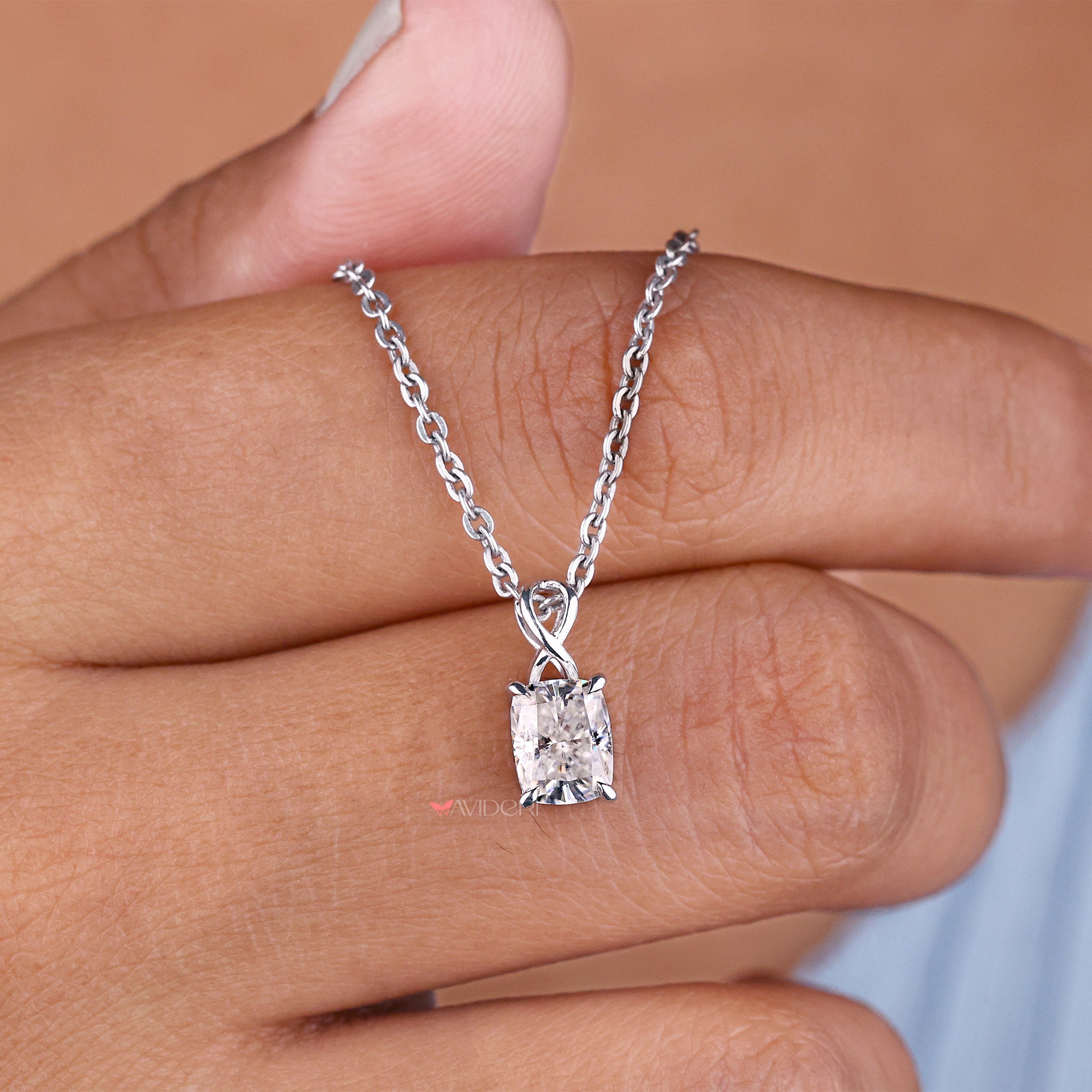 Gift for her, a pendant that captures love and elegance, making the perfect present.
