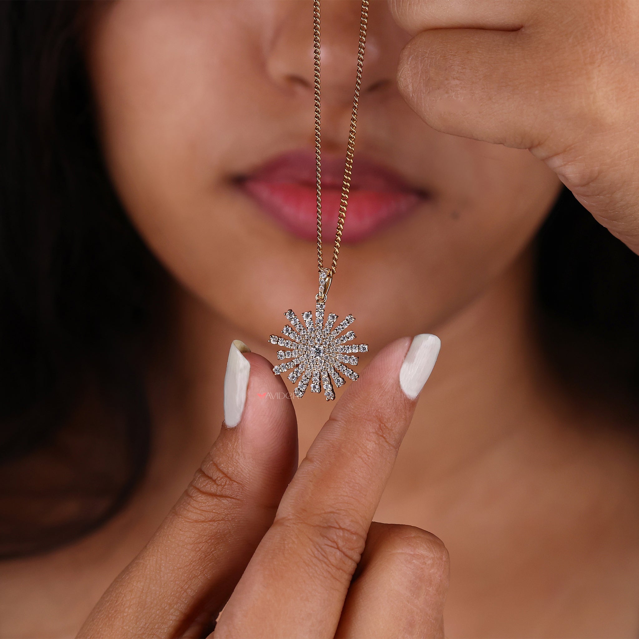 Round cut pendant with a classic, clean style.