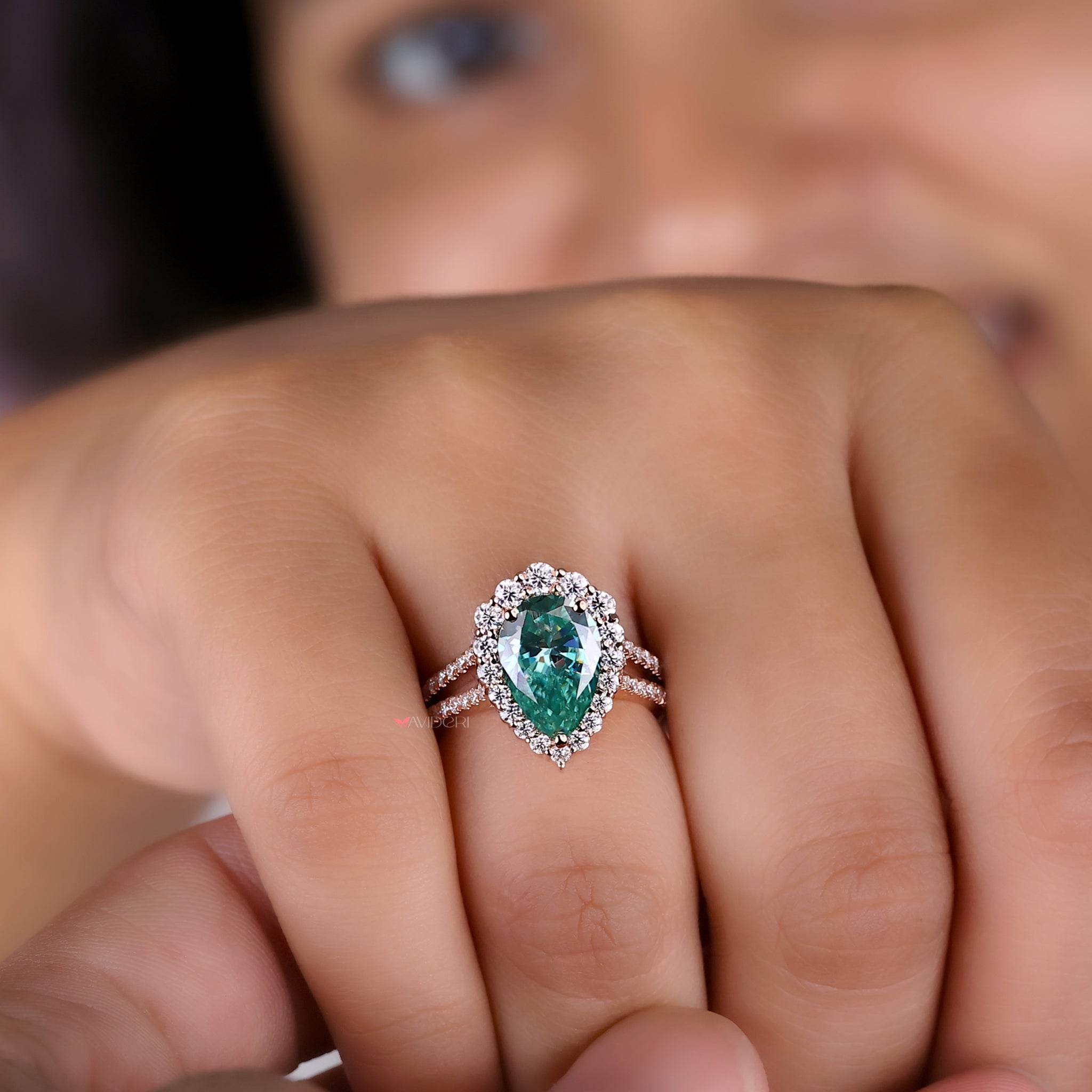 Round brilliant cut ring, halo ring, halo engagement ring