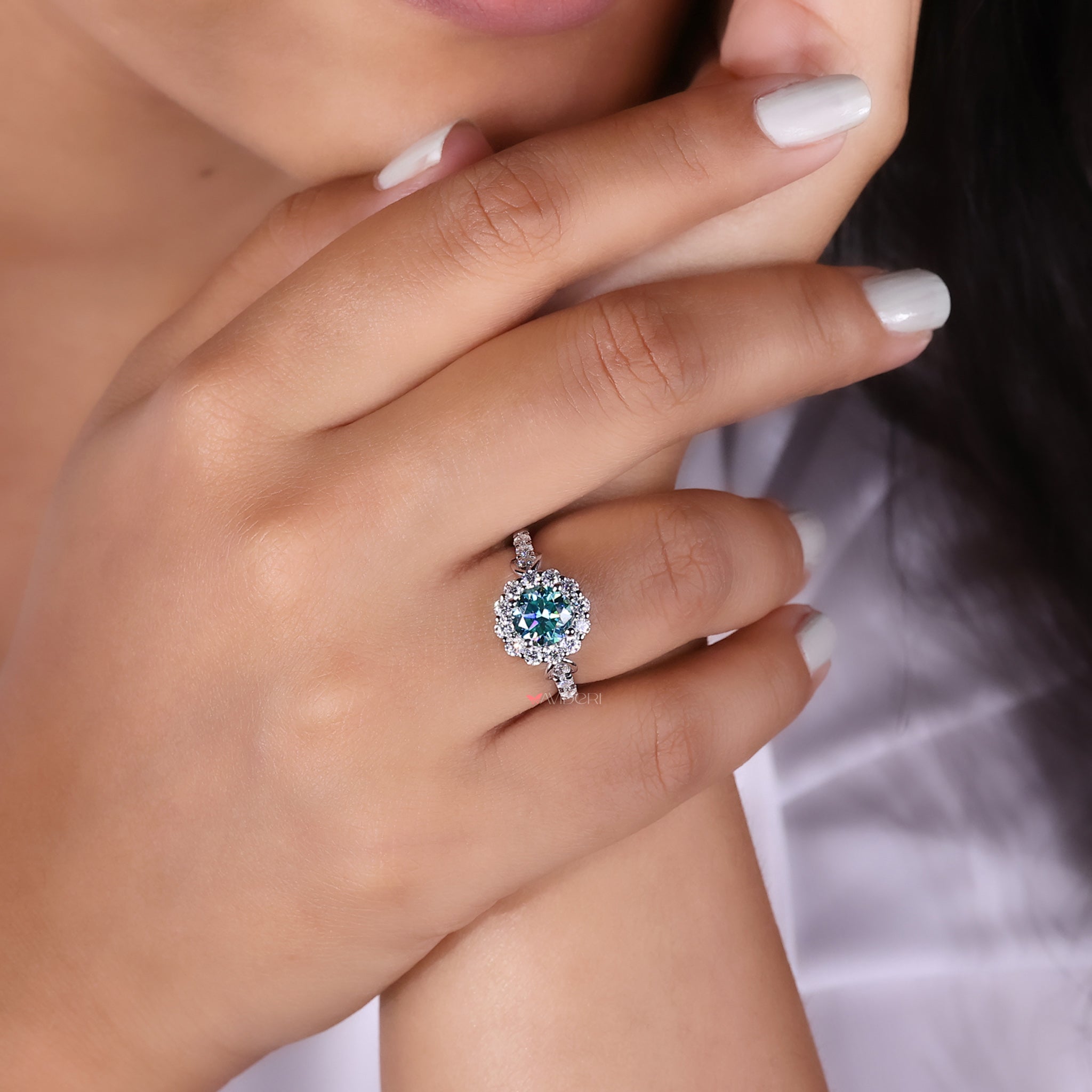 Stunning round cut ring in a classic design.