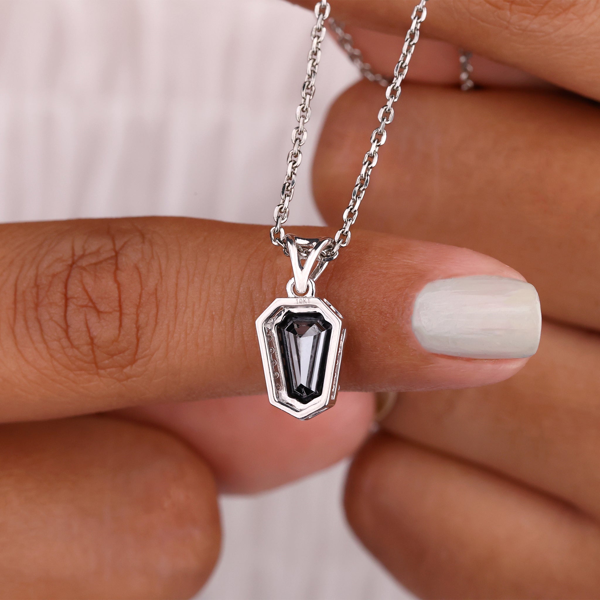 White gold pendant with a coffin pendant for timeless elegance.