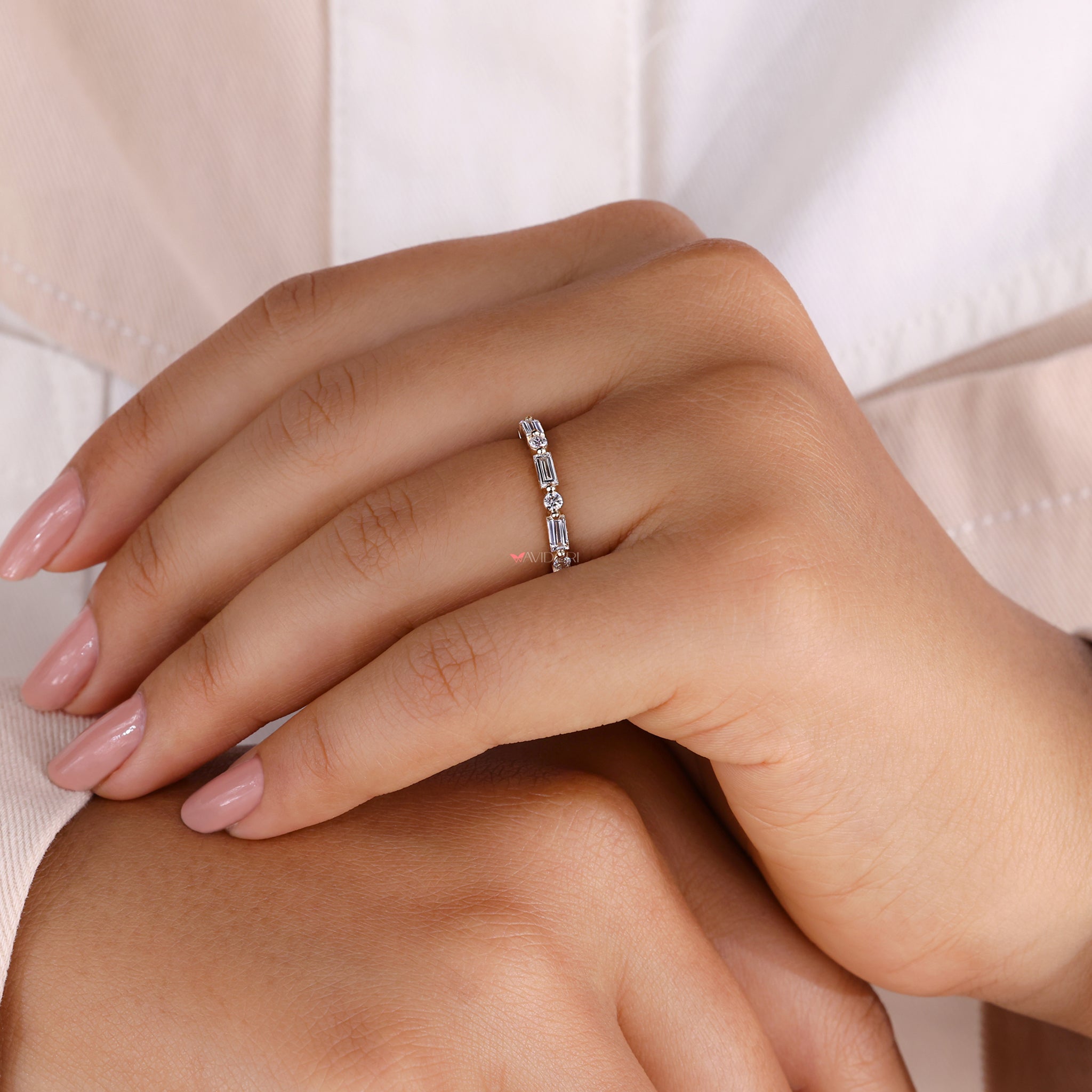 Avideri band with timeless diamond sparkle.