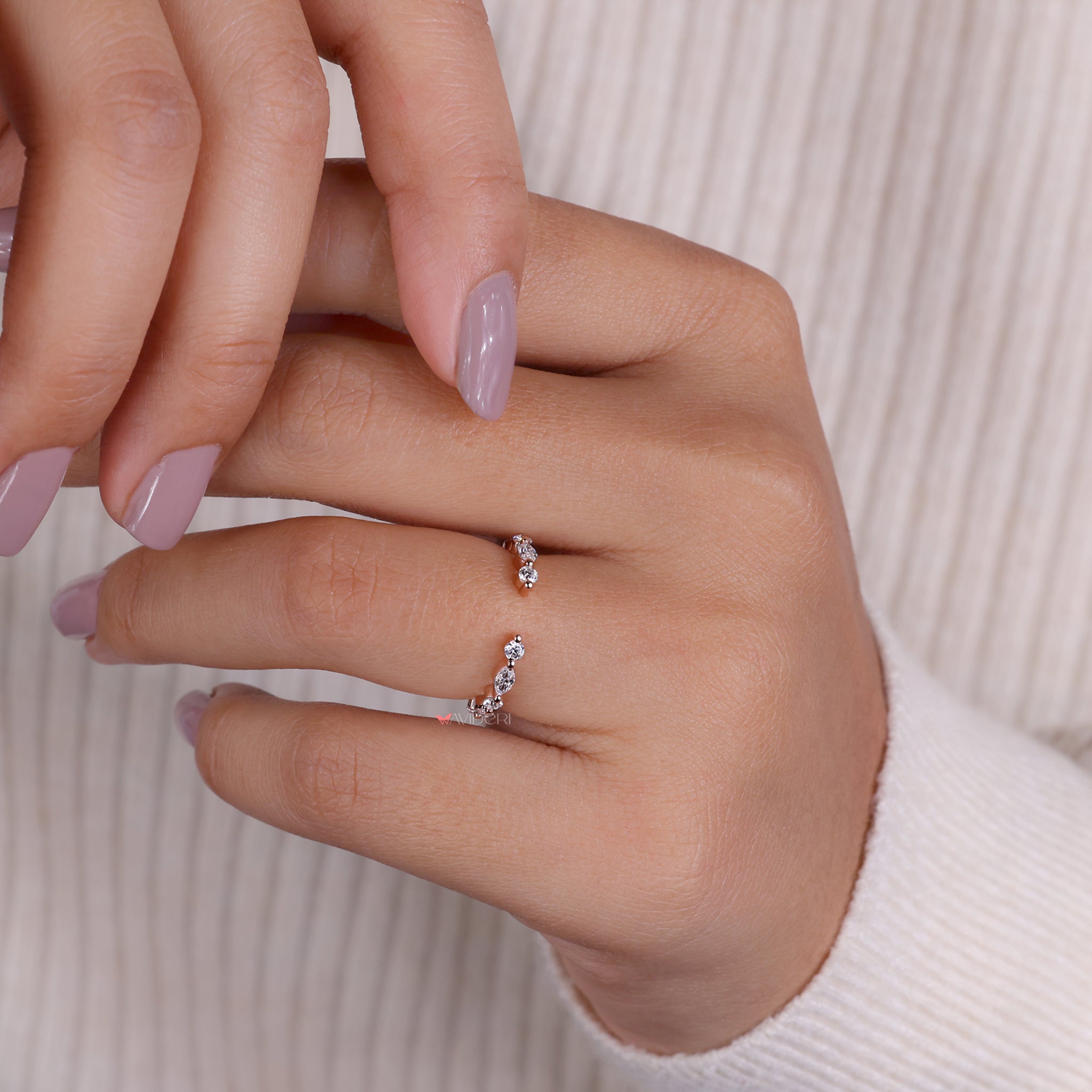 Avideri band with unique open gap style and diamond accents.