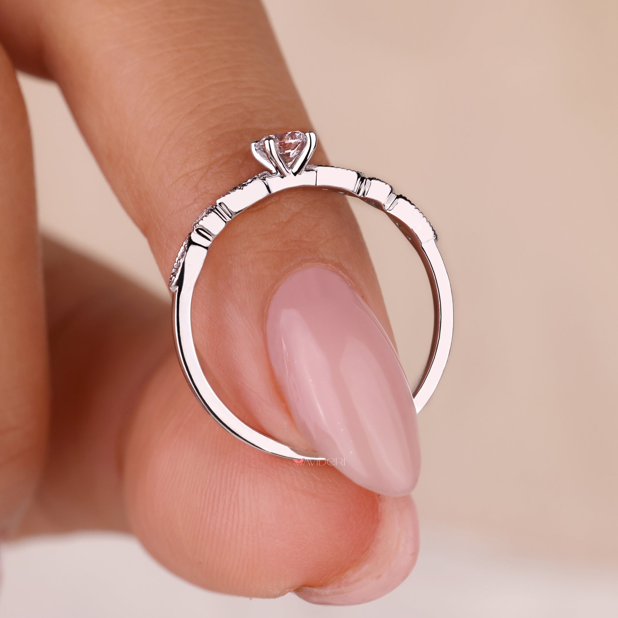 Exquisite diamond ring round brilliant cut for a perfect blend of beauty and luxury.