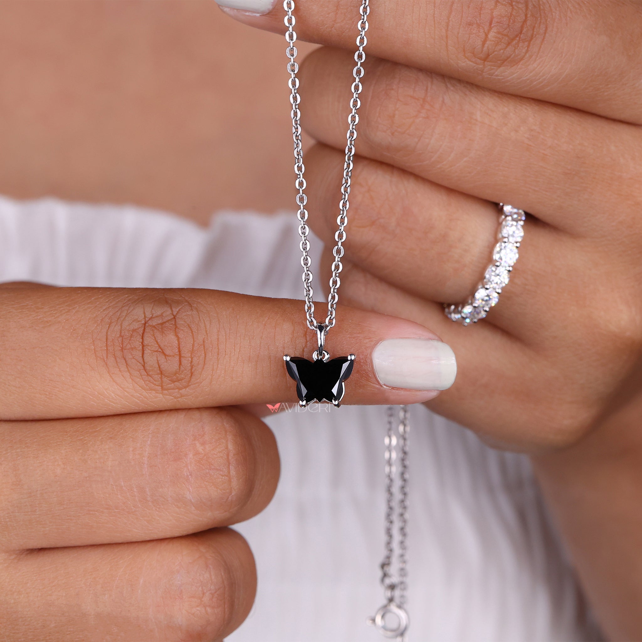 Necklace butterfly pendant in gold with a beautiful butterfly design.