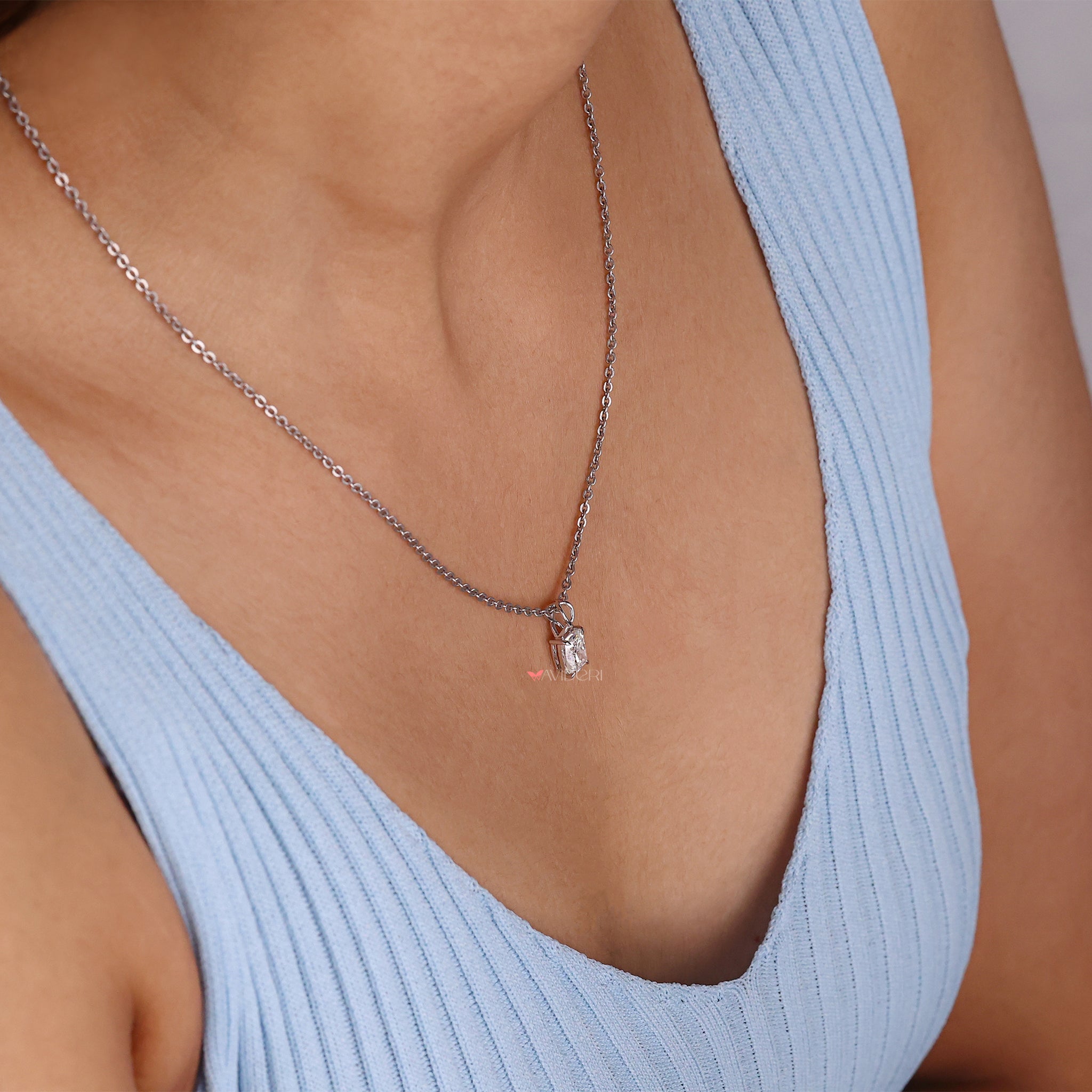 Four Claw Prongs Setting pendant, providing a secure yet elegant way to showcase the gemstone.