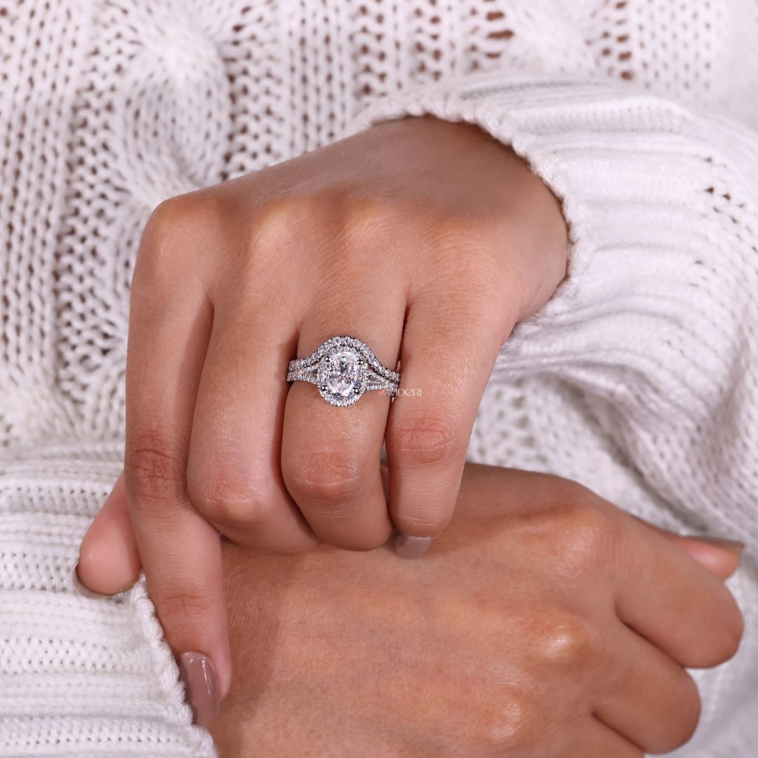 A curved wedding band fits perfectly with engagement rings.