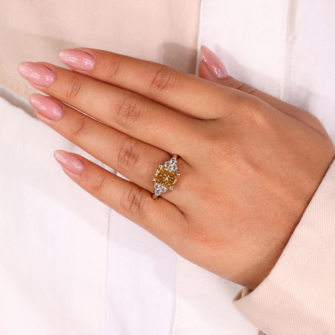 Avideri ring shown with a radiant sparkle.