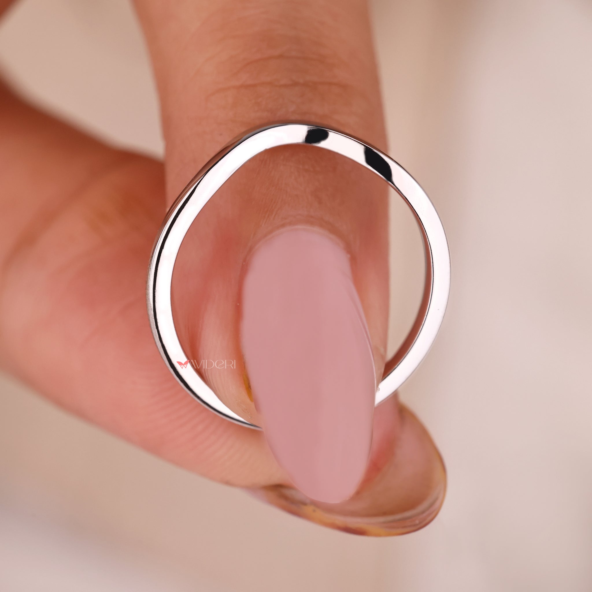 Plain wedding band in white gold for a minimalist look.