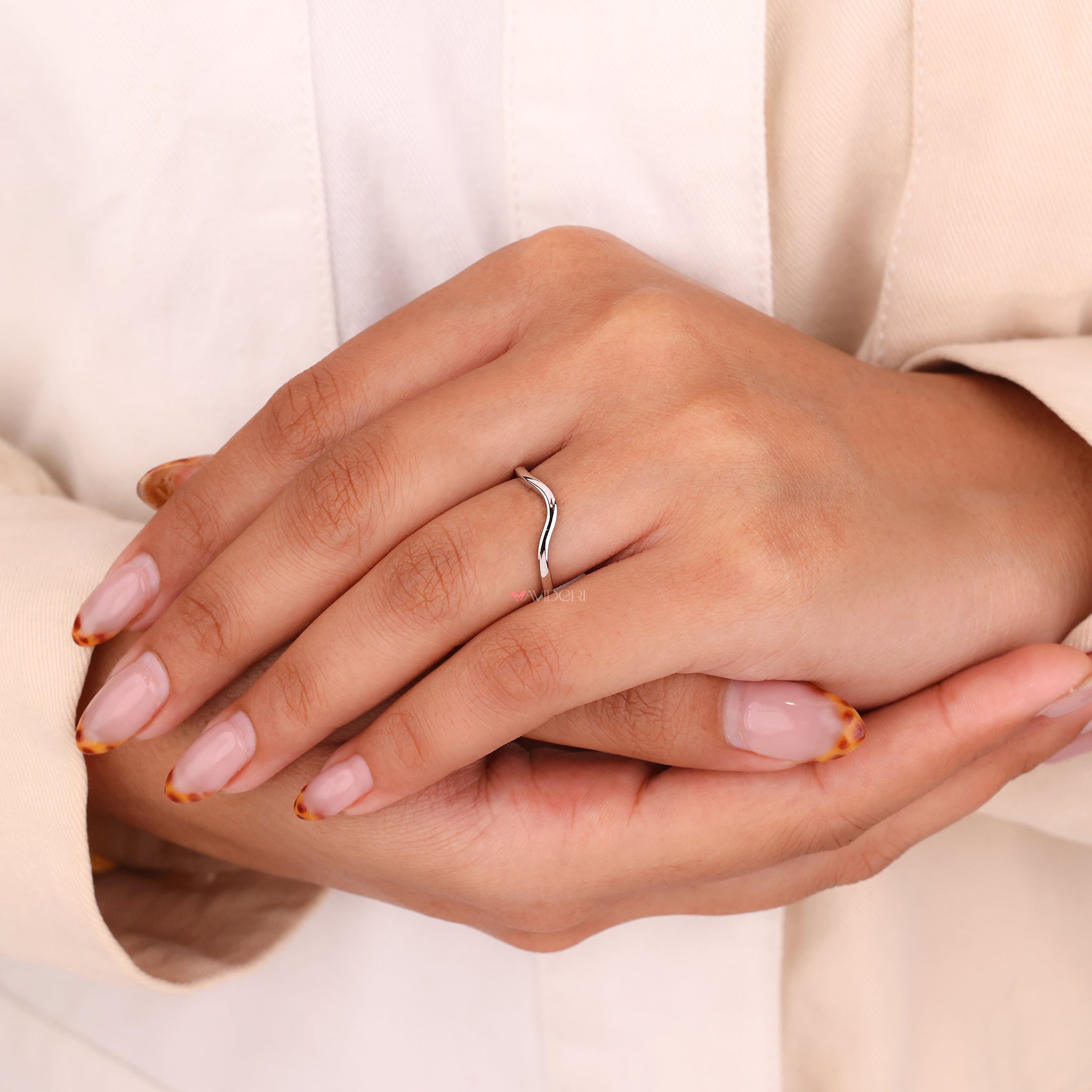 Handmade jewelry with a classic wedding band in white gold.