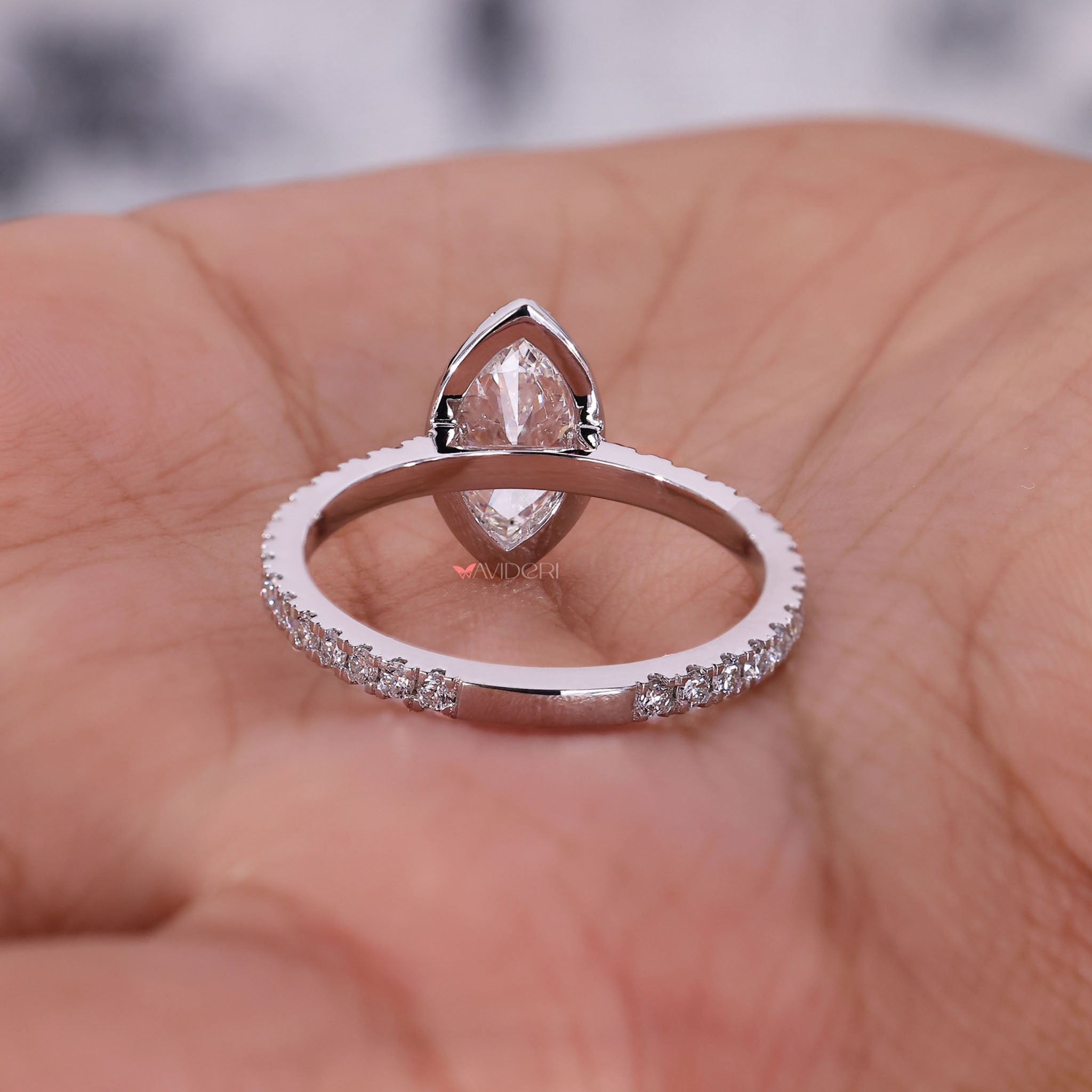 V prong setting highlighting the marquise diamond, ensuring security and enhancing the diamond’s natural brilliance.