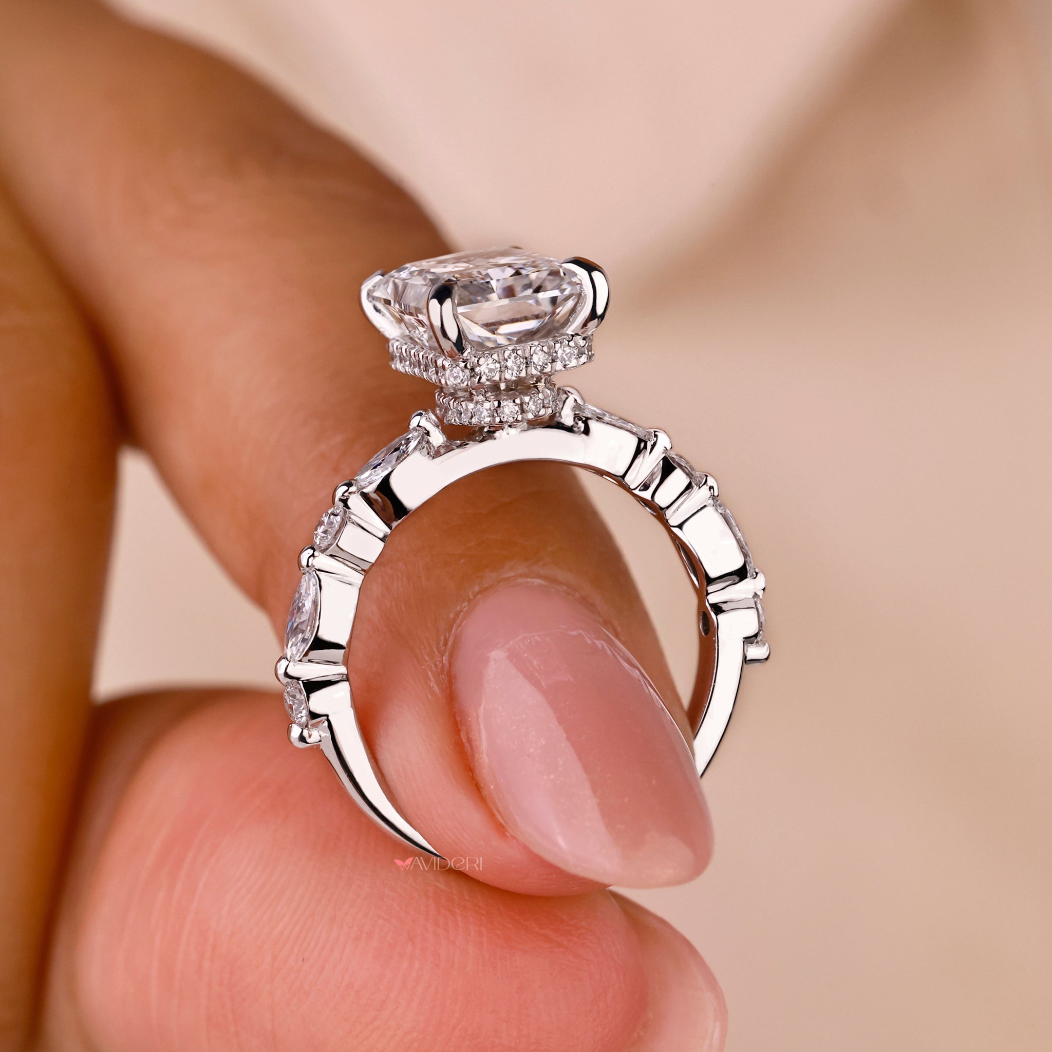 Round diamond engagement ring combining classic style and elegance.