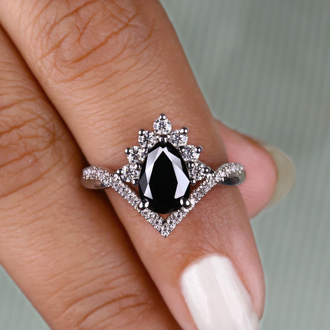 Pear cut engagement ring set with a stunning design
