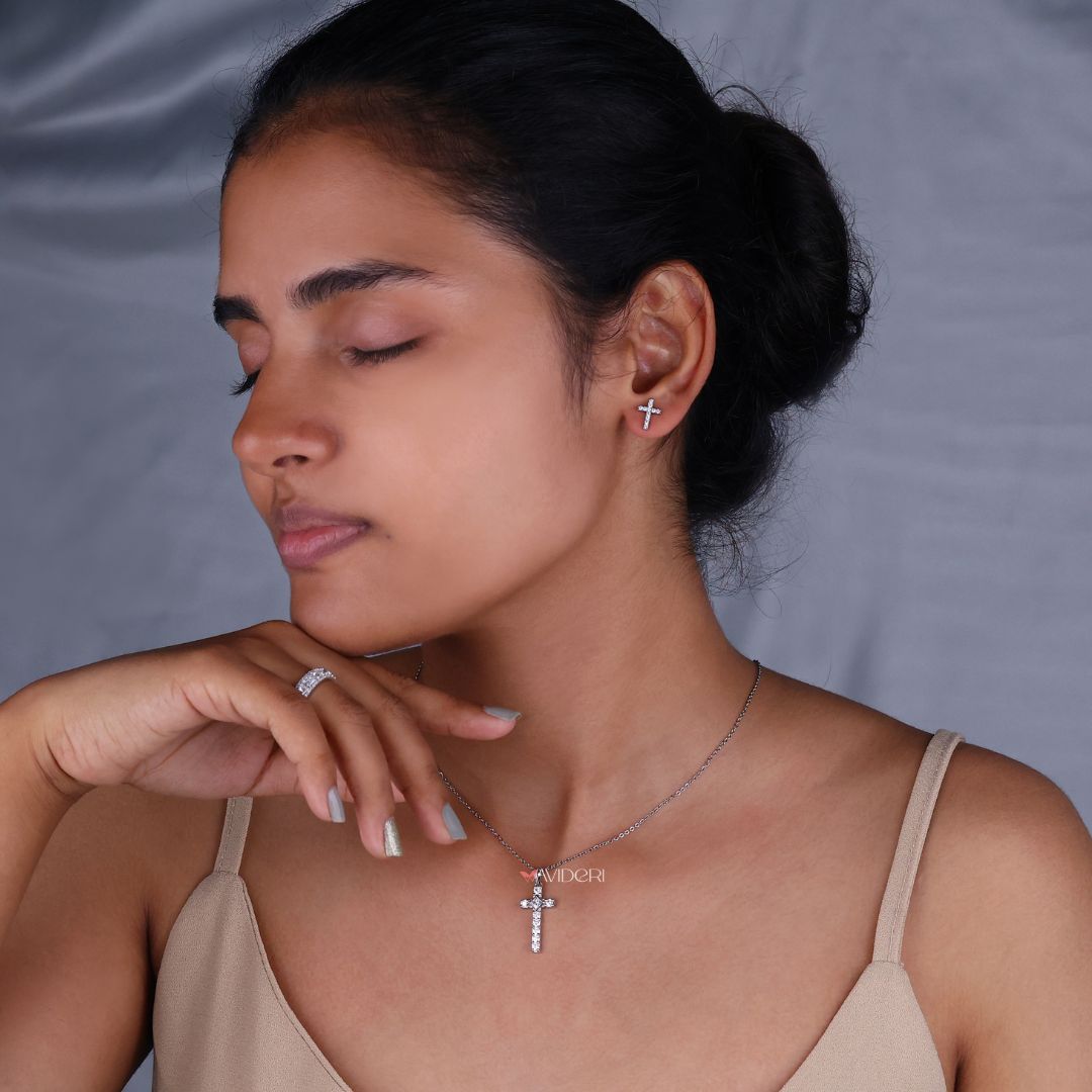 Round diamond pendant crafted for everyday elegance