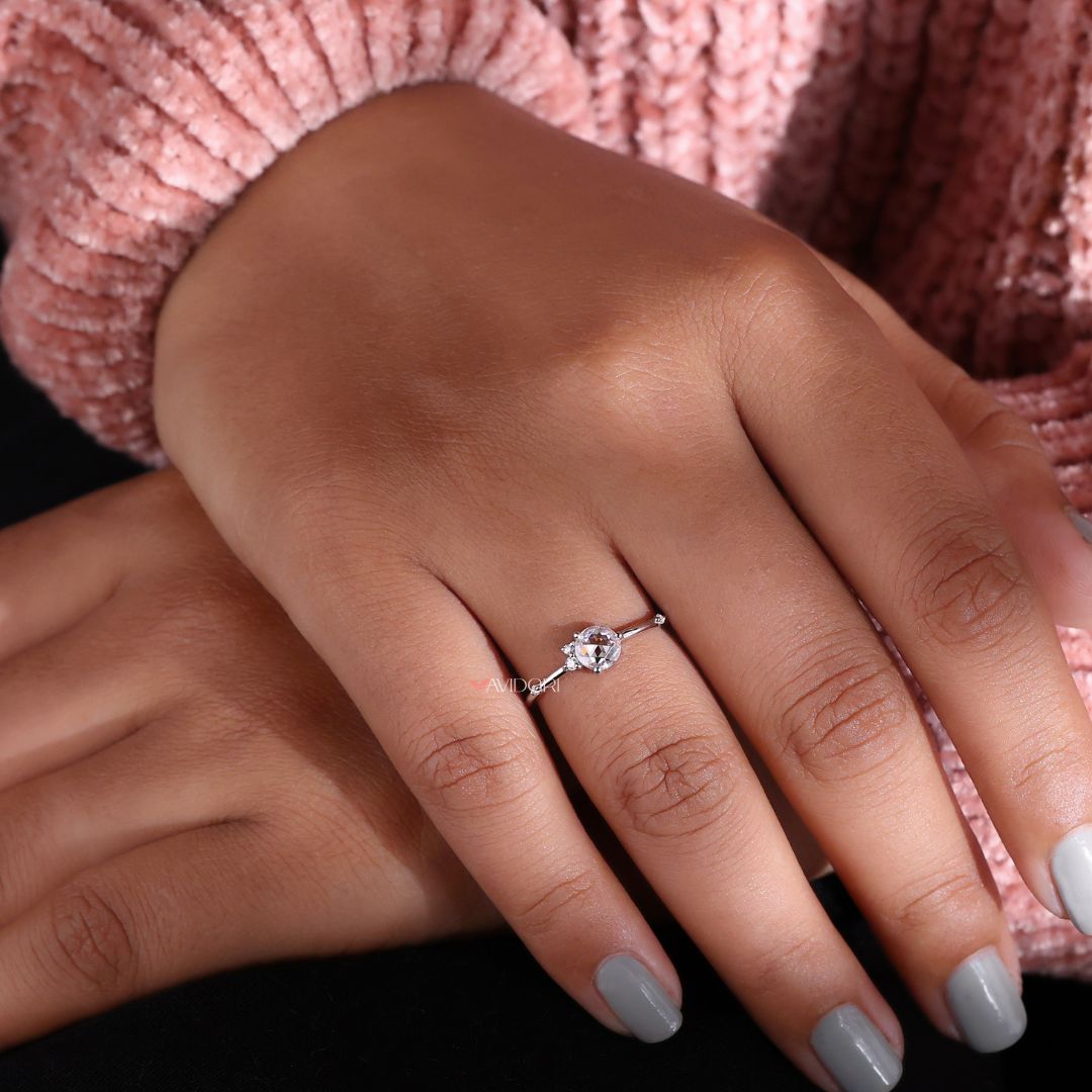 Avideri ring with a sleek and modern design.