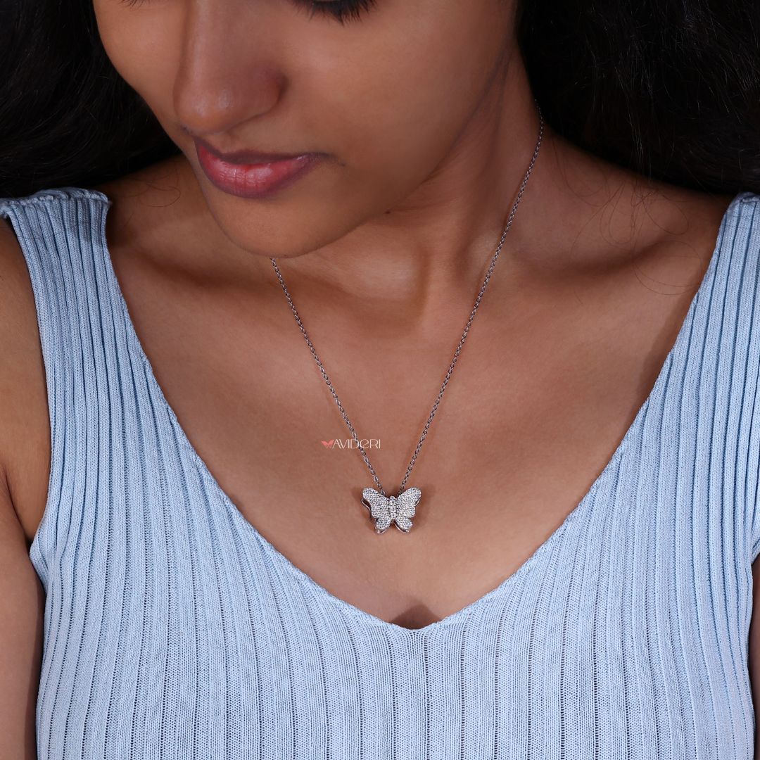 IGI certified pendant with sparkling round diamond