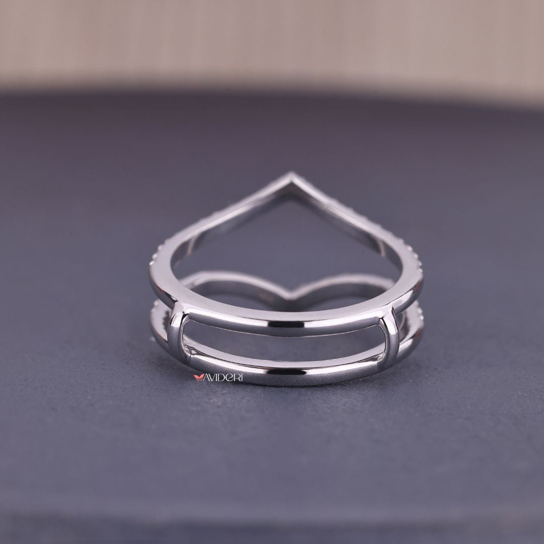 The Avideri wedding band combines quality and modern elegance.