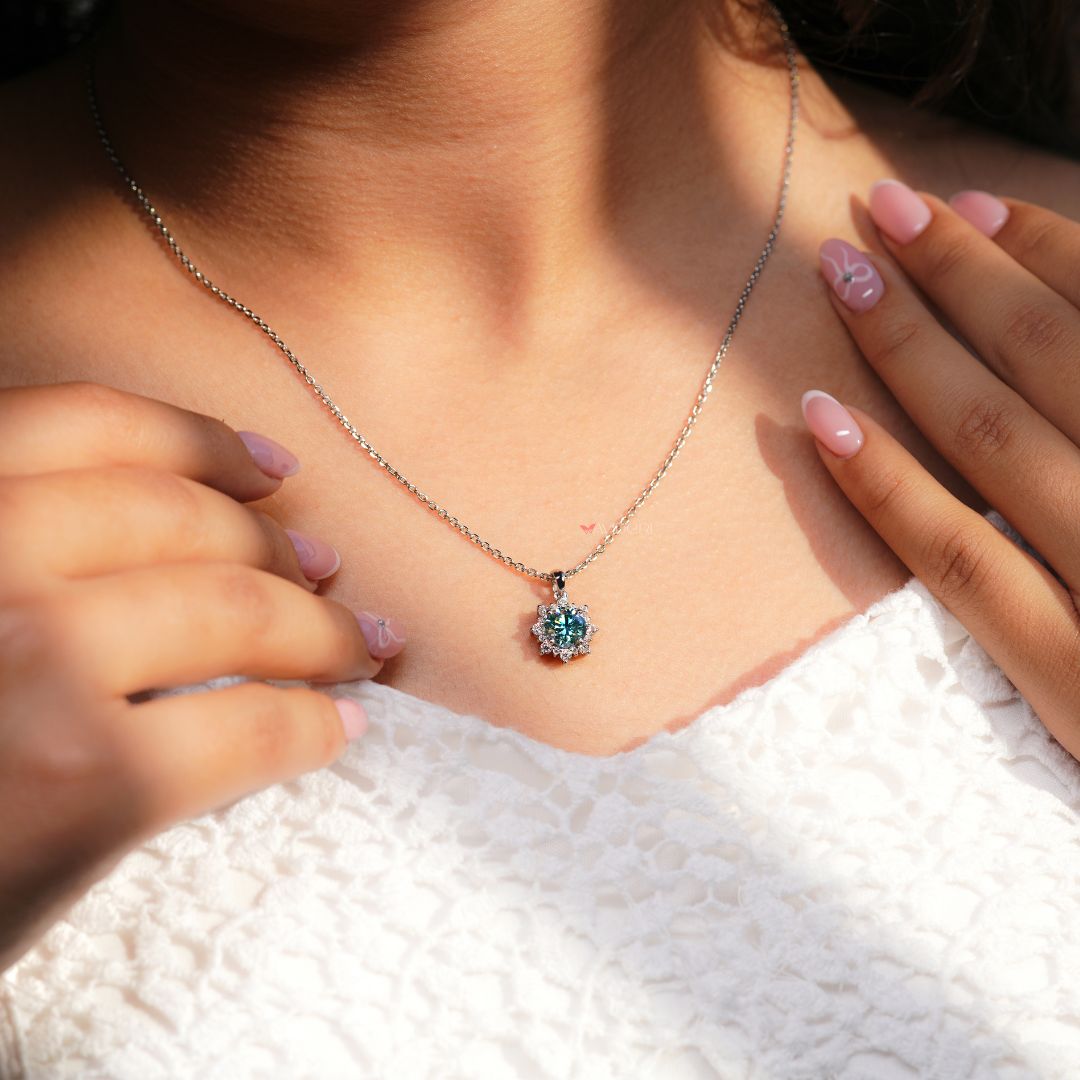 Beautiful round cut diamond pendant in timeless style.