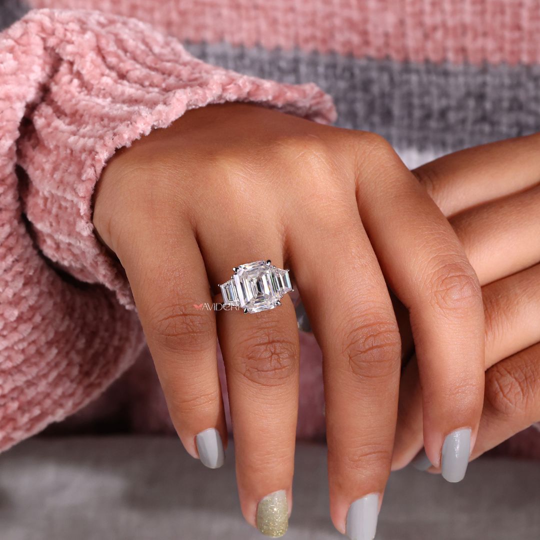 Avideri ring with a sophisticated and modern design.
