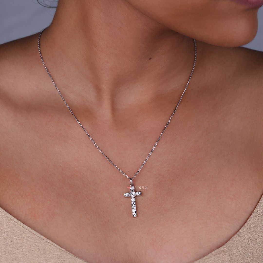 White gold pendant with a lab grown diamond center