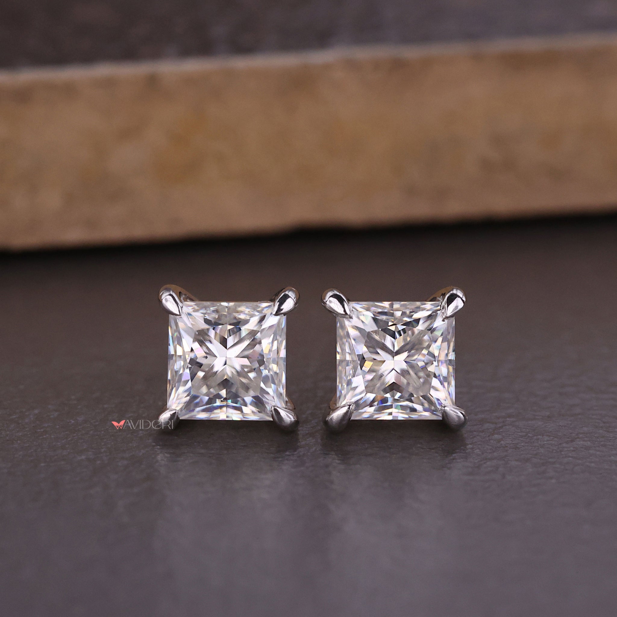 These stud white gold earrings provide a polished, refined look.