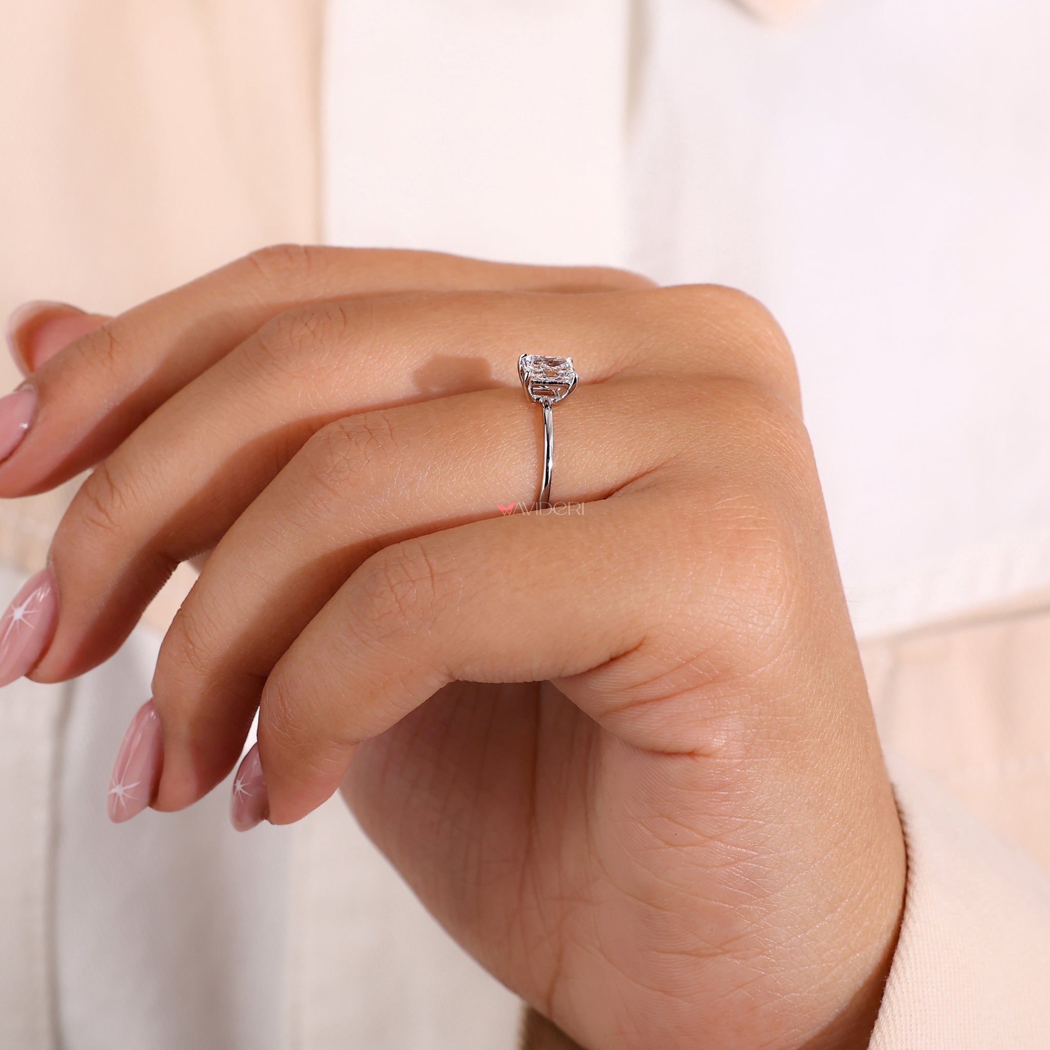 Solitaire diamond ring with a radiant and modern appeal