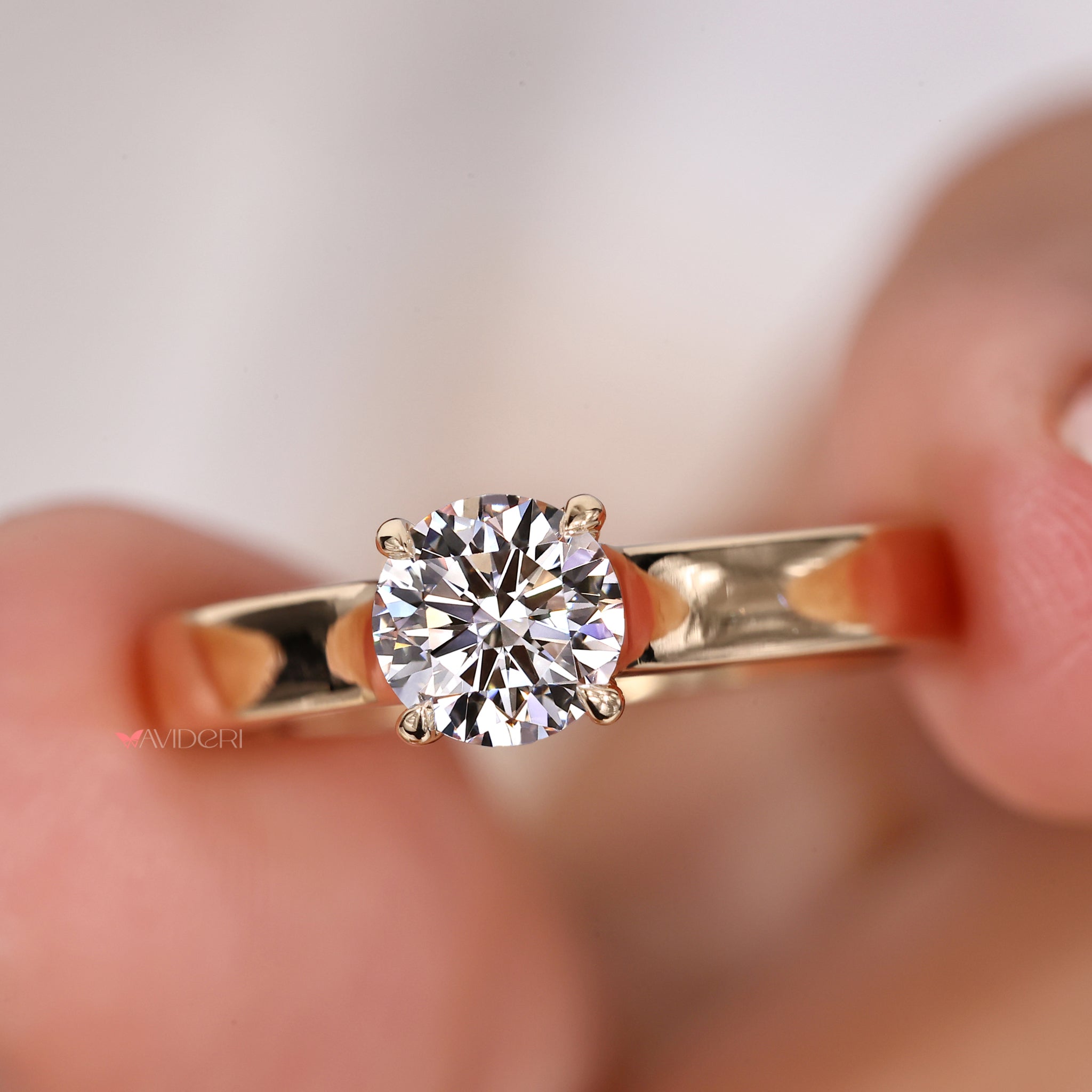 Secure ring prongs highlighting the diamond’s brilliance.