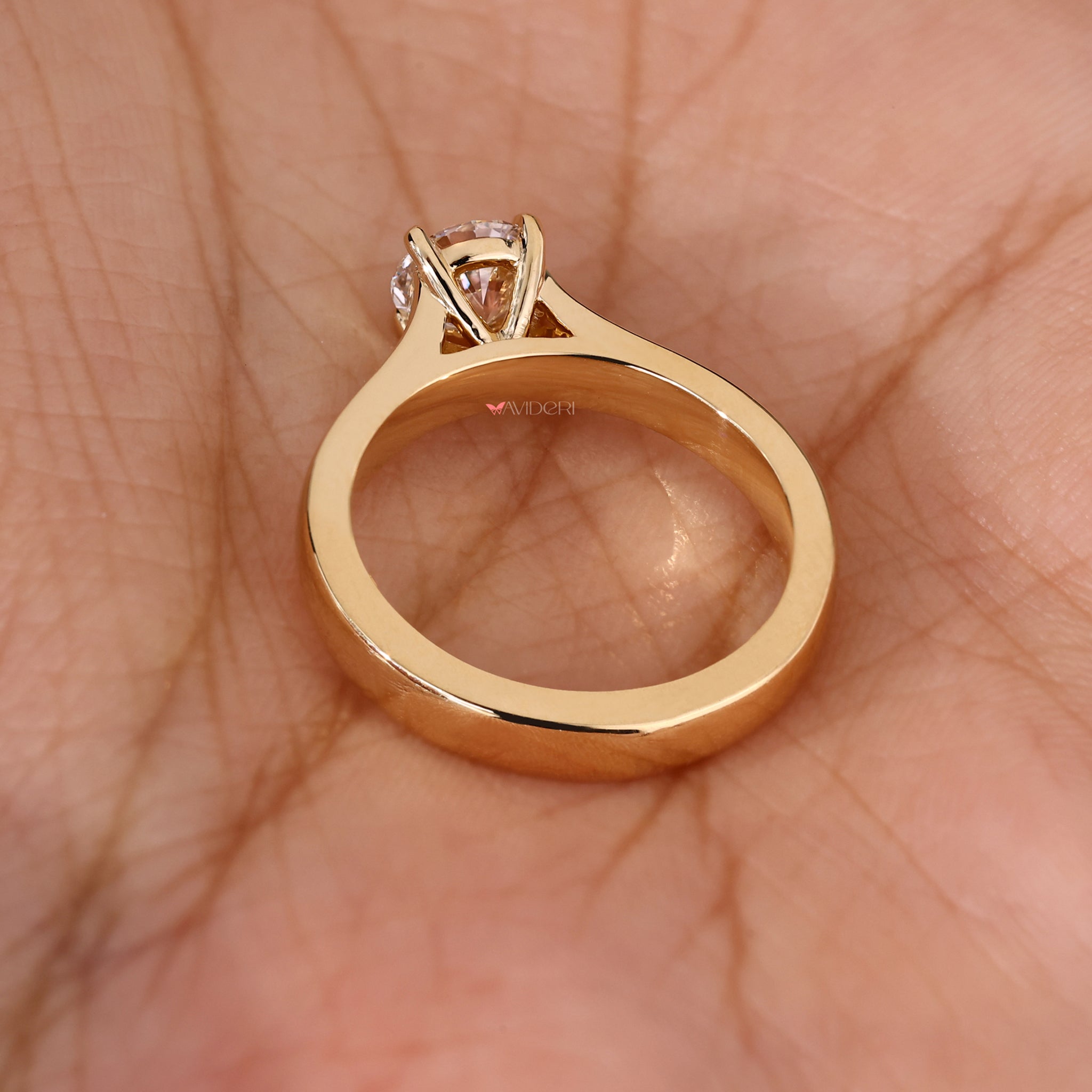 Stylish yellow gold ring crafted for modern sophistication.
