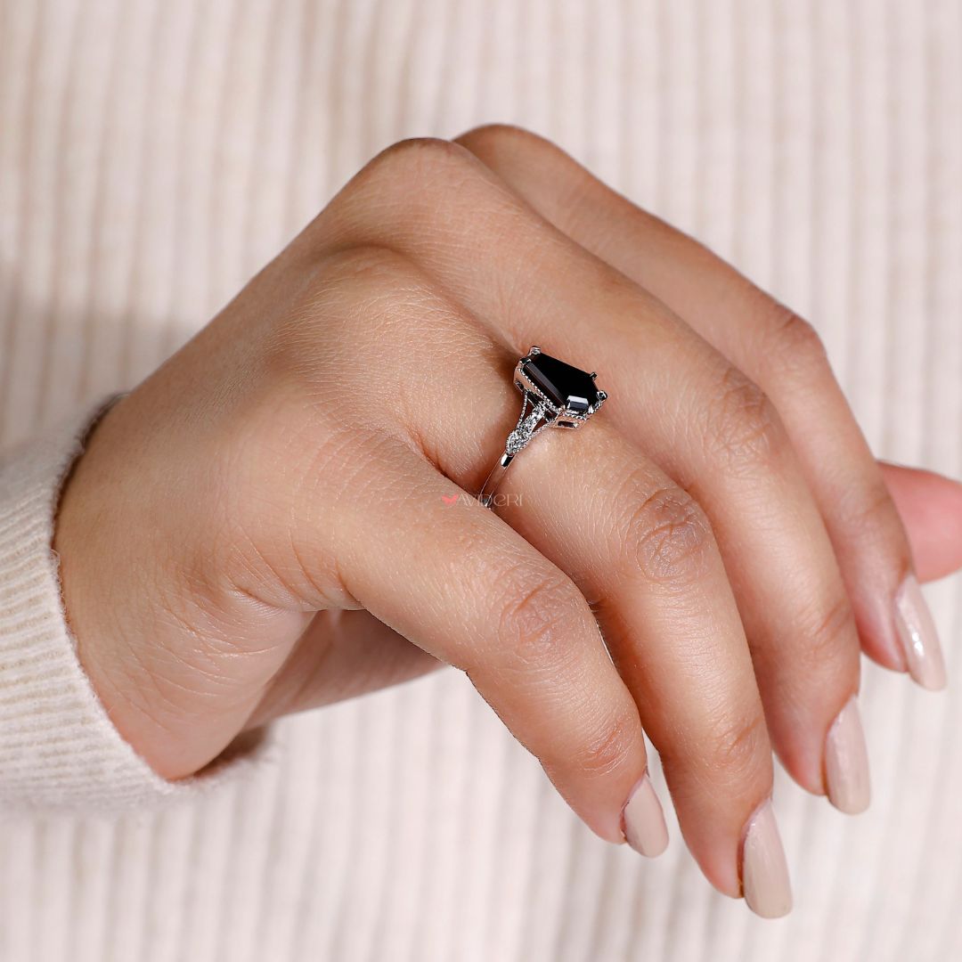 Avideri ring offering unparalleled beauty with its unique design.