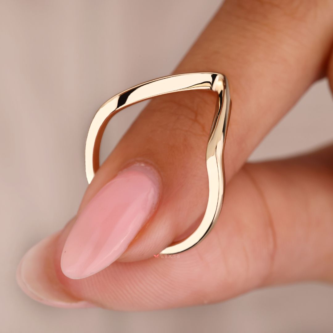 Yellow gold ring featuring a sleek and modern V shape