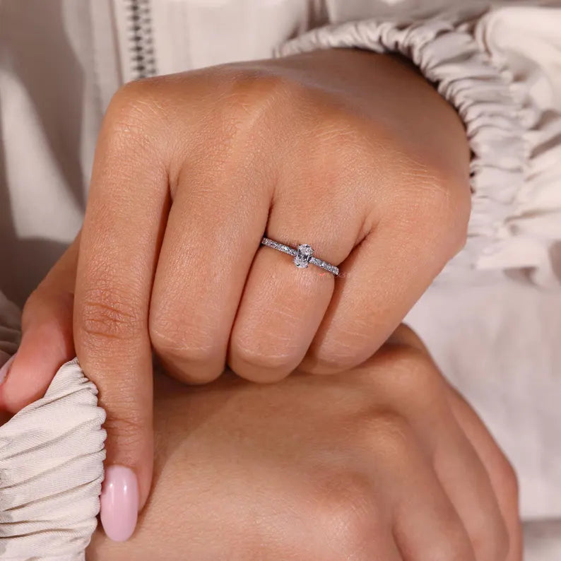 Round diamond ring with an Avideri ring design.