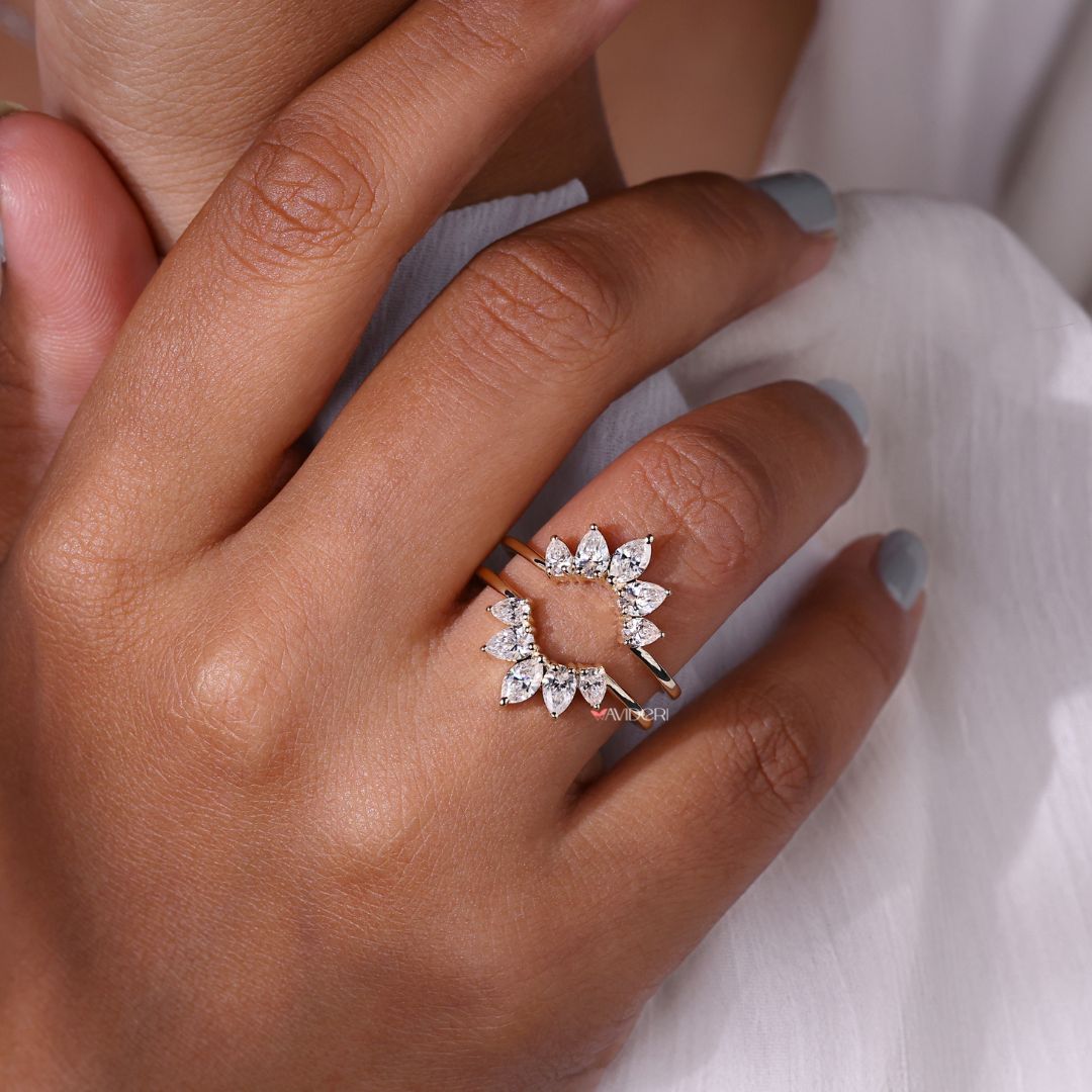 The Wrap Guard band provides a modern and secure fit.