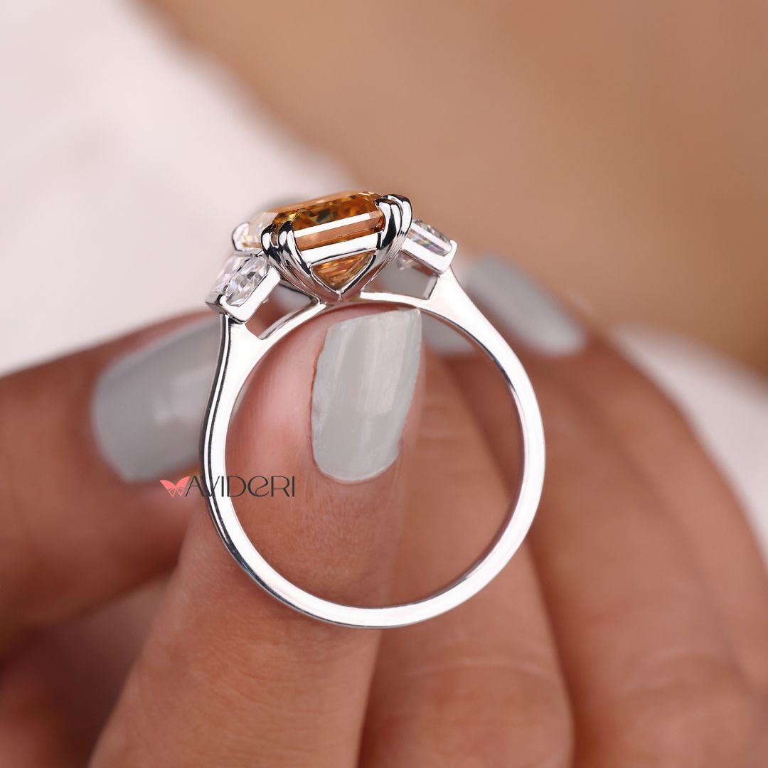 Ring of white gold with a simple, timeless style.