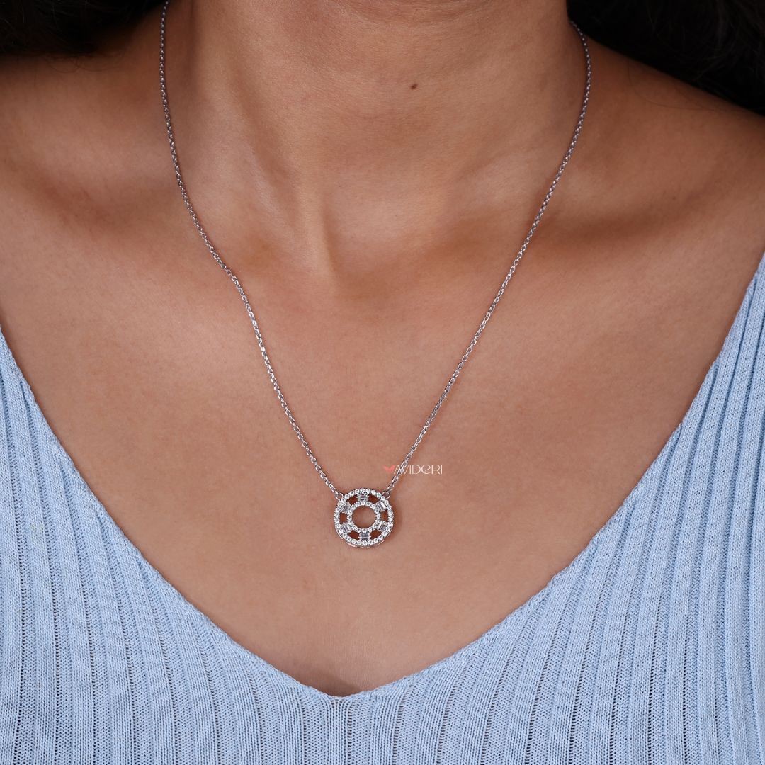 Avideri pendant with elegant design.