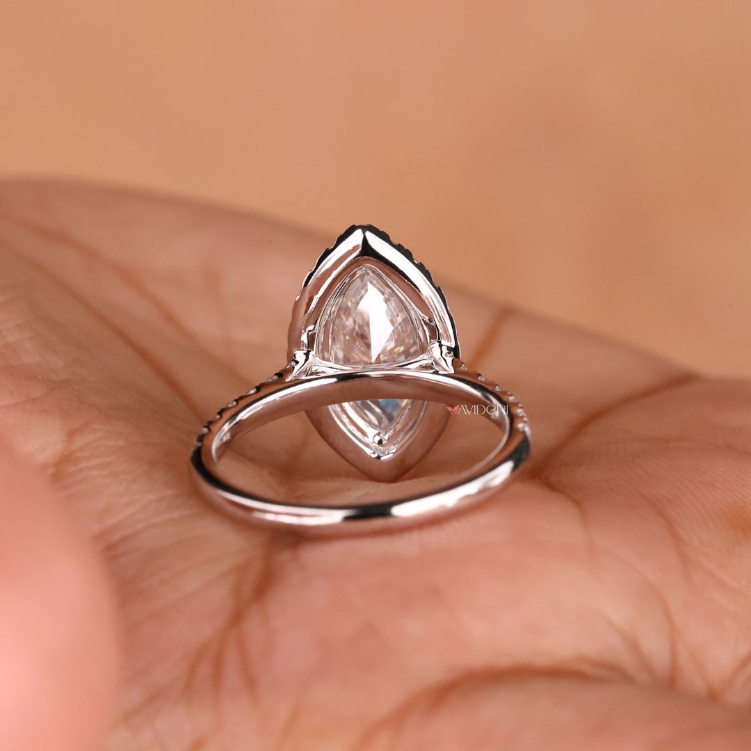 Round cut ring with a classic white gold finish