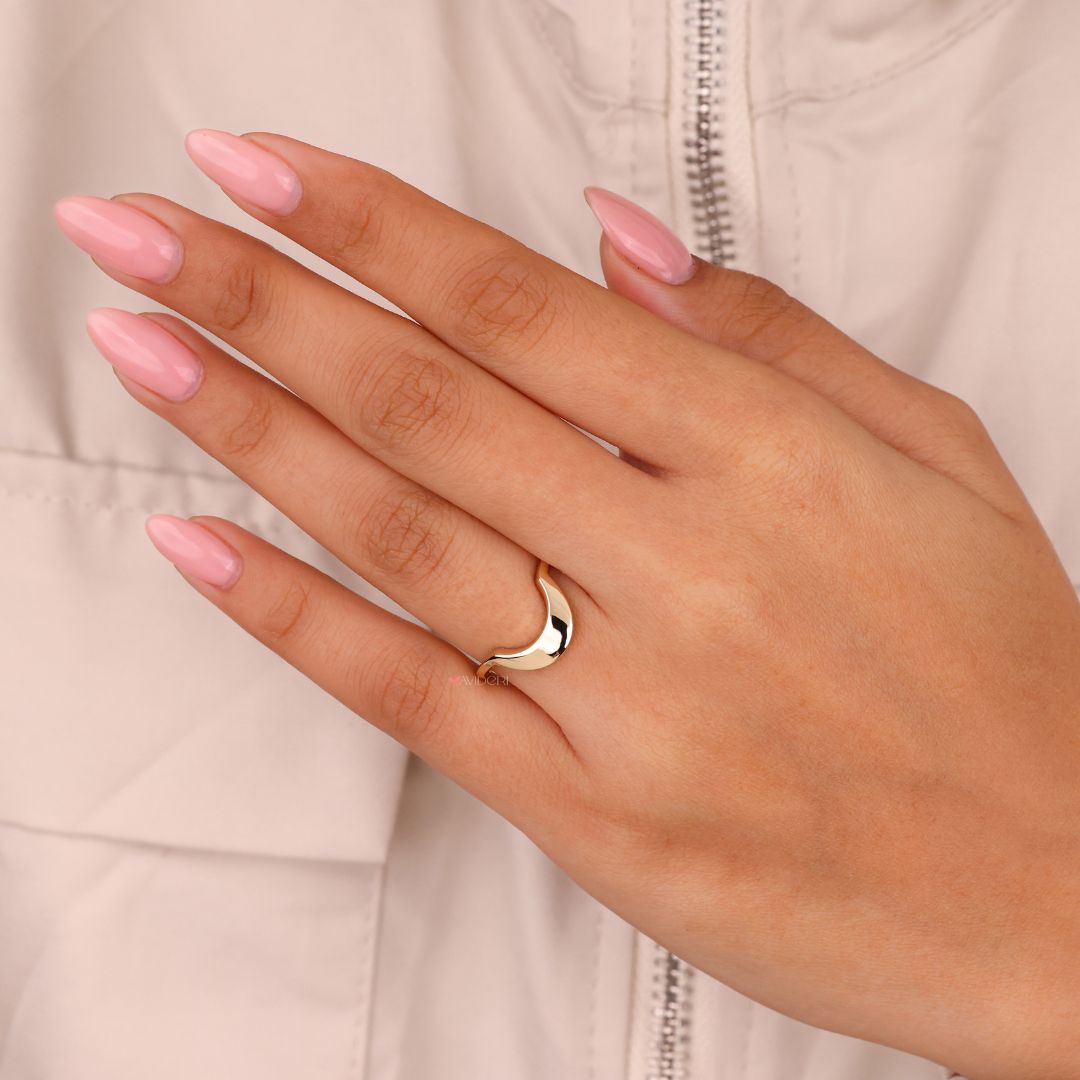 Yellow gold engagement ring that blends elegance and sophistication