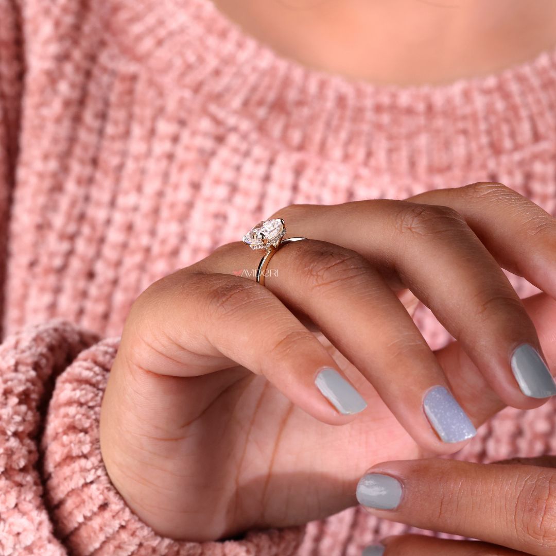 4 claw prong setting ring designed to highlight the center stone.