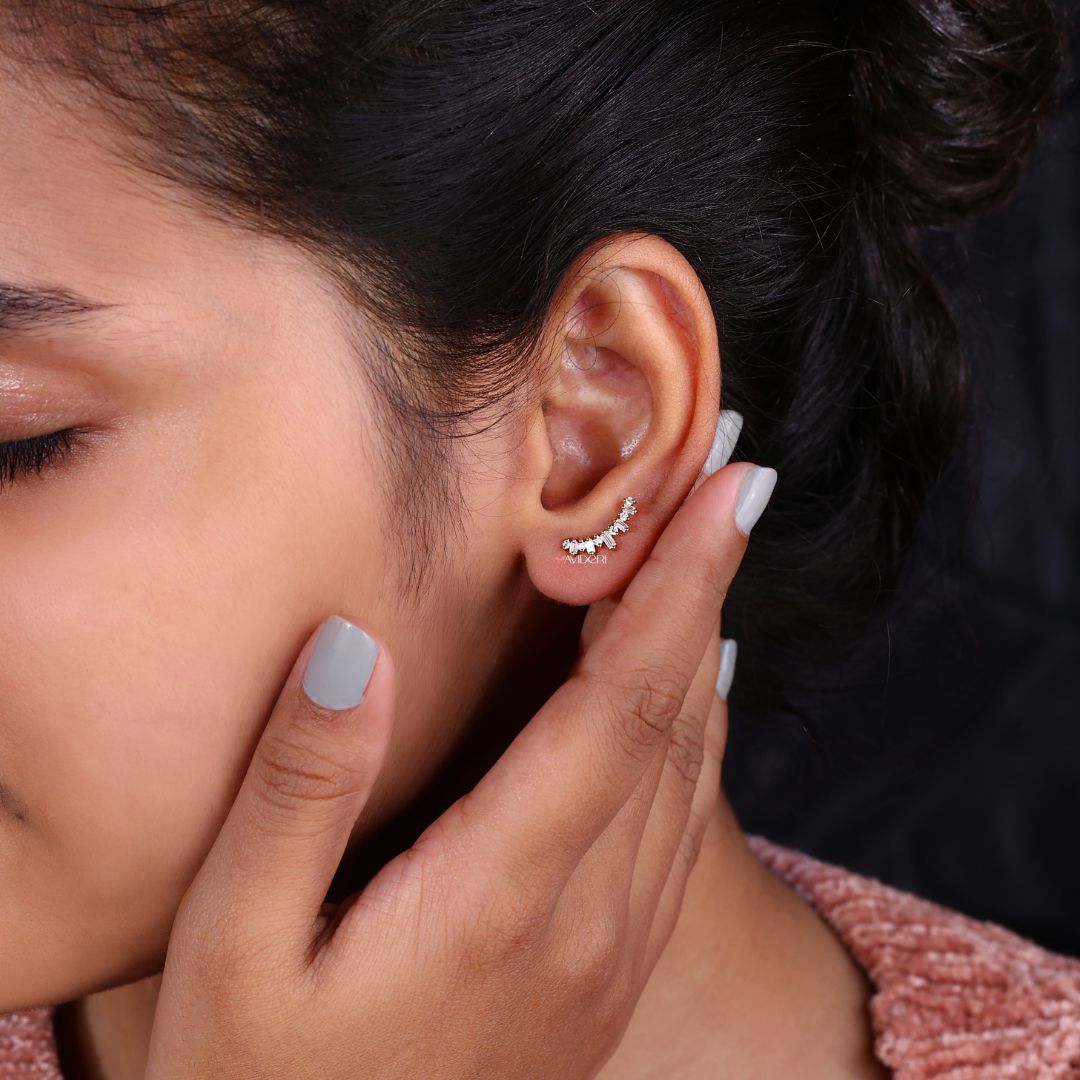 Arc stud earrings are curved just right to give your ear a soft, flowing design that feels light and elegant.