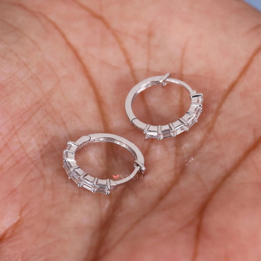 Elegant baguette white gold earrings