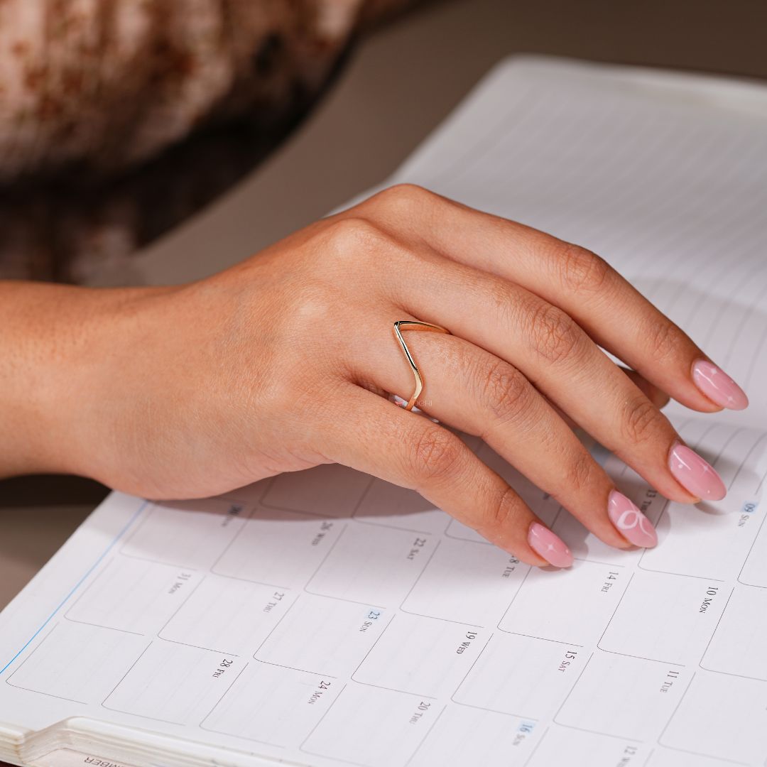 Classic metal band with a V shaped design for understated sophistication