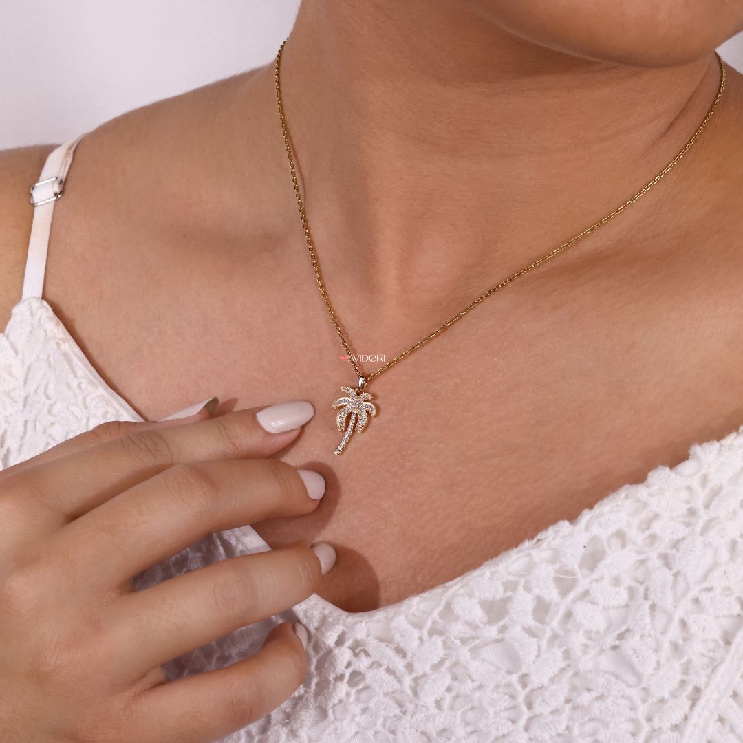 Yellow gold pendant with a refined finish.