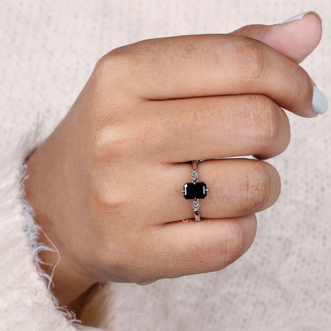 Compass setting ring with cathedral style for a modern yet classic appeal.