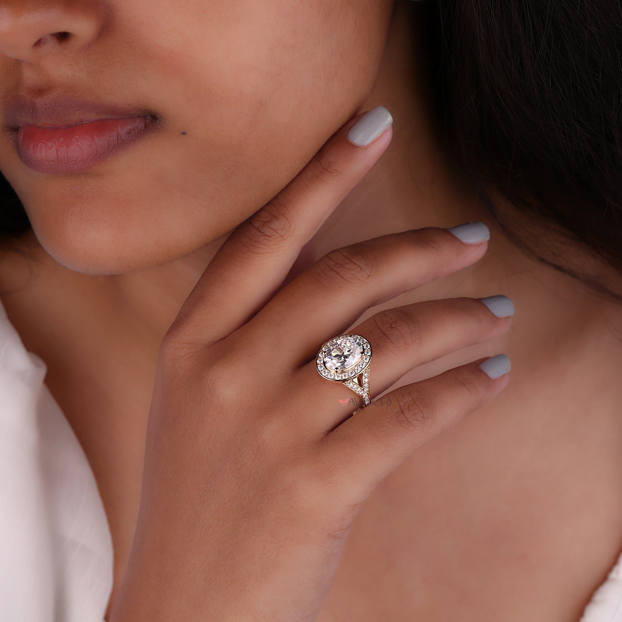 Avideri engagement ring with a focus on elegance and style.