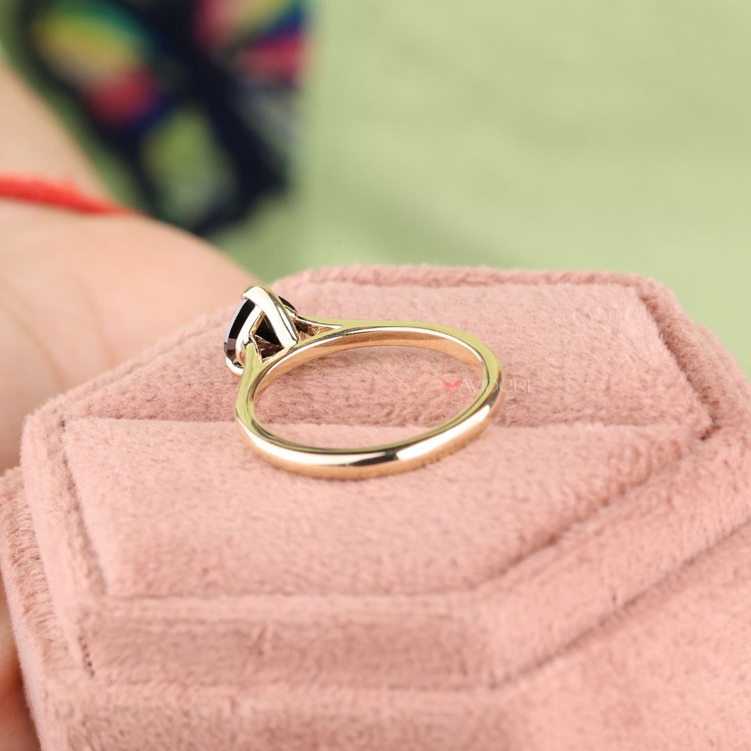 Gold solitaire engagement ring for a classic and sophisticated look