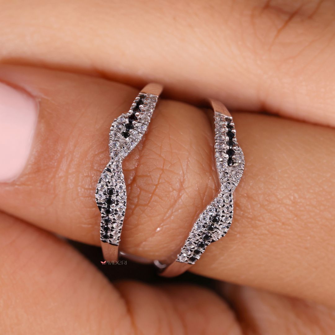 The Avideri band offers modern elegance with refined design.