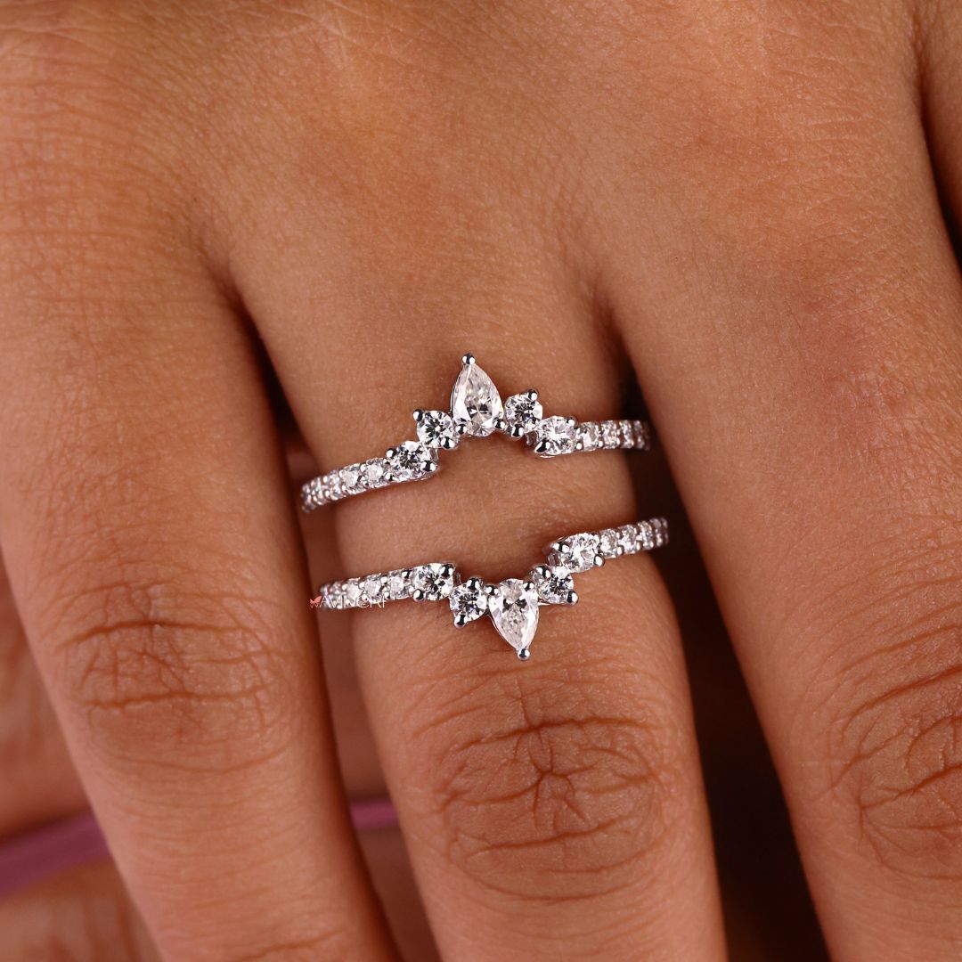 This round moissanite band shines with bright clarity.