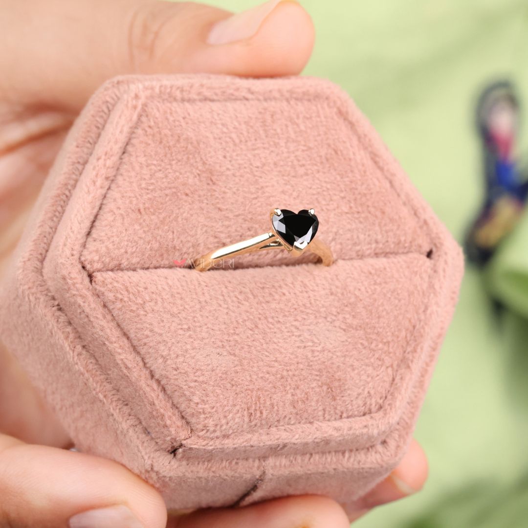 Yellow gold ring with a timeless and elegant heart design