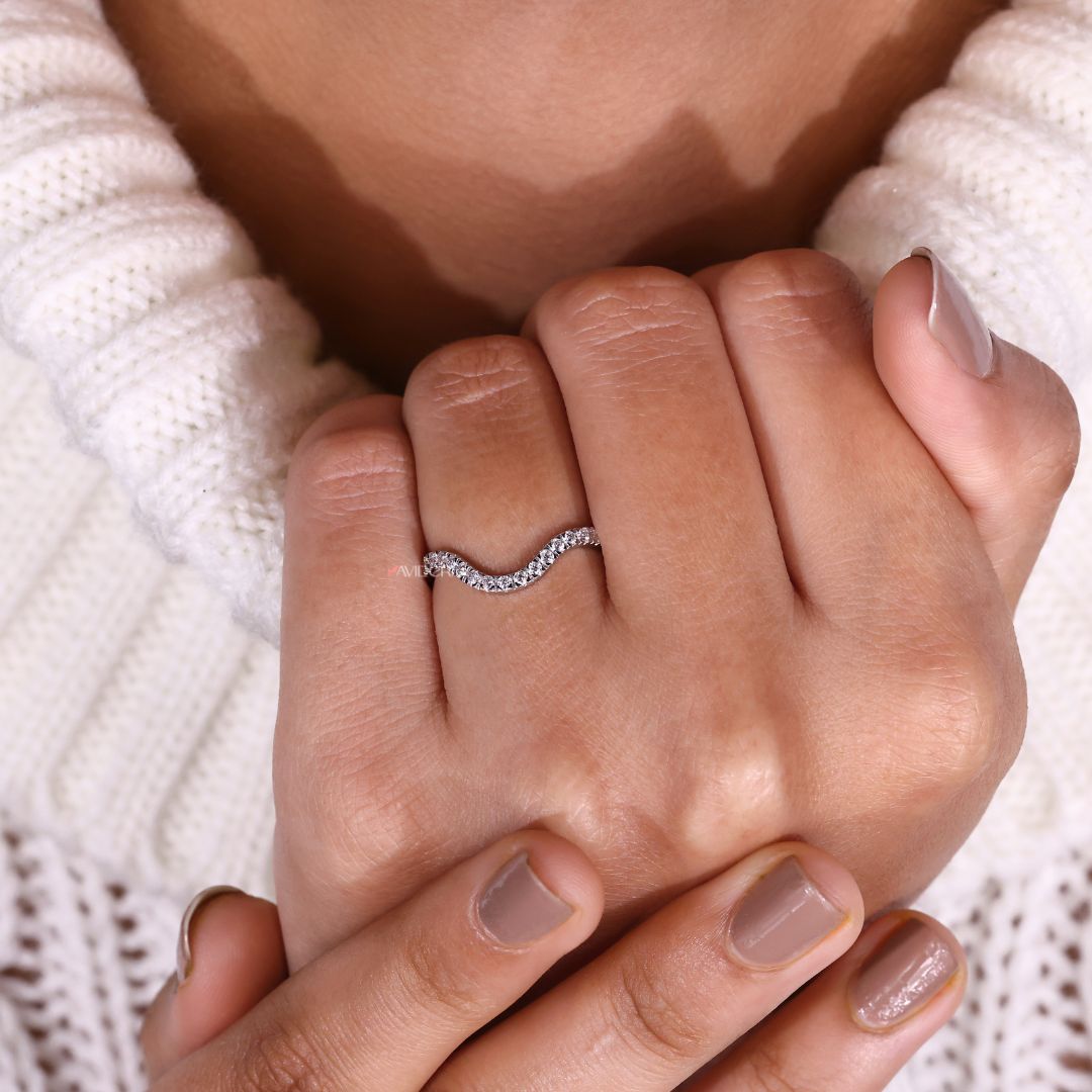 This Avideri wedding band combines modern style and beauty.