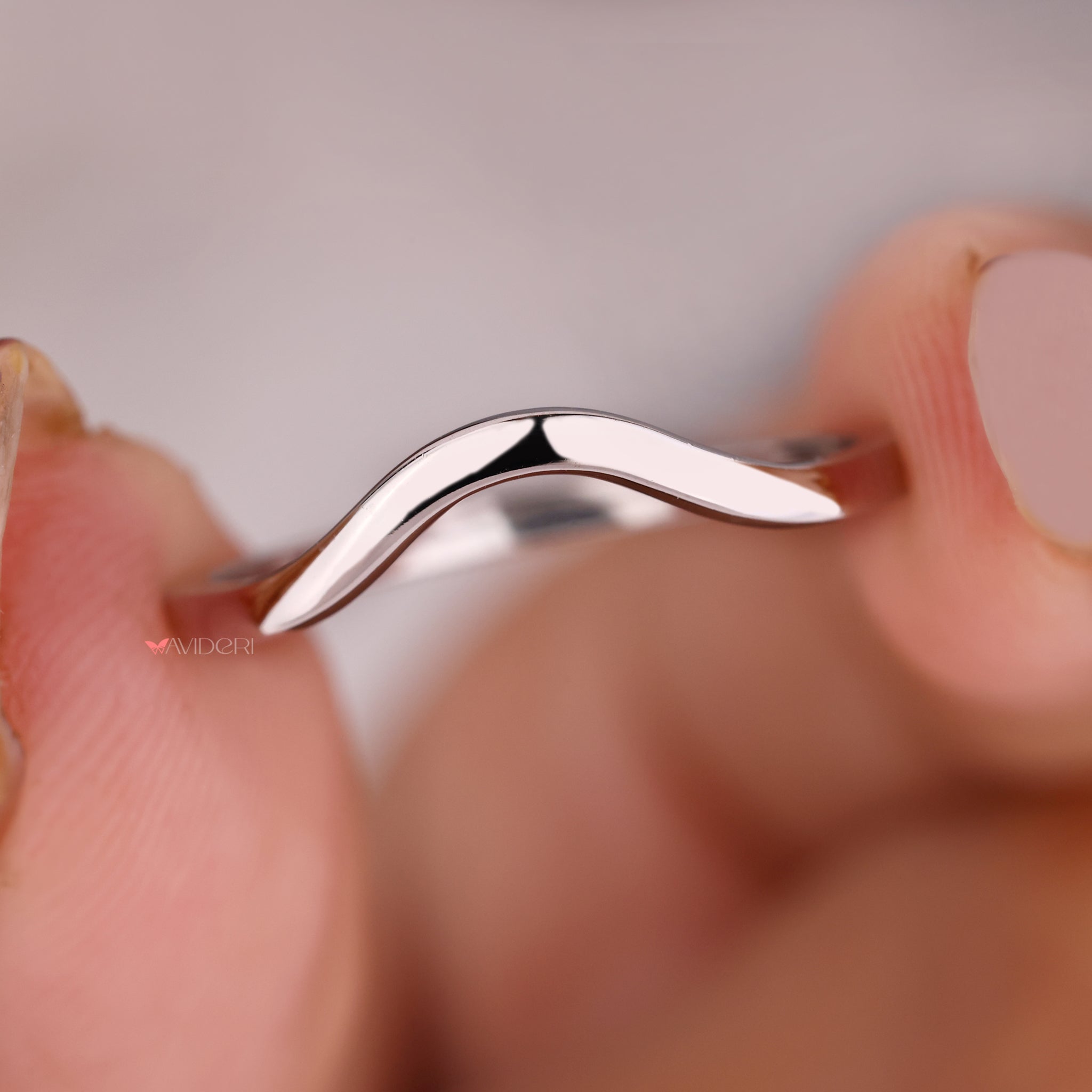 Classic wedding band in white gold designed for everyday wear.